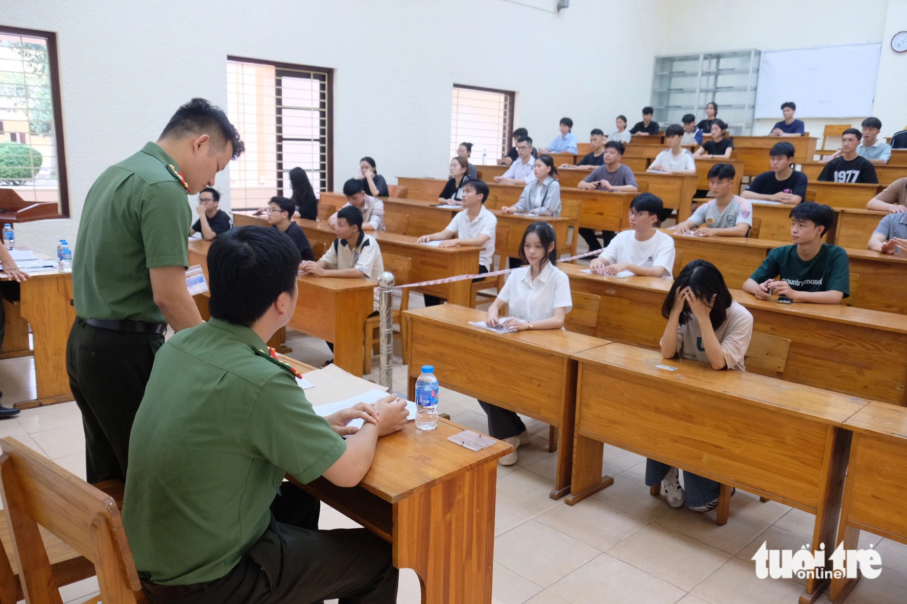 Gần 18.000 thí sinh đua tài cho hơn 2.100 suất vào các trường công an- Ảnh 7. Năm nay, Học viện An ninh nhân dân có gần 2.500 thí sinh dự thi. Học viện tổ chức thành 6 điểm thi (bao gồm 4 điểm thi tại học viện, 1 điểm thi tại THPT Lê Quý Đôn và 1 điểm thi tại Trường đại học An ninh nhân dân dành cho thí sinh khu vực phía Nam) - Ảnh: NGUYÊN BẢO