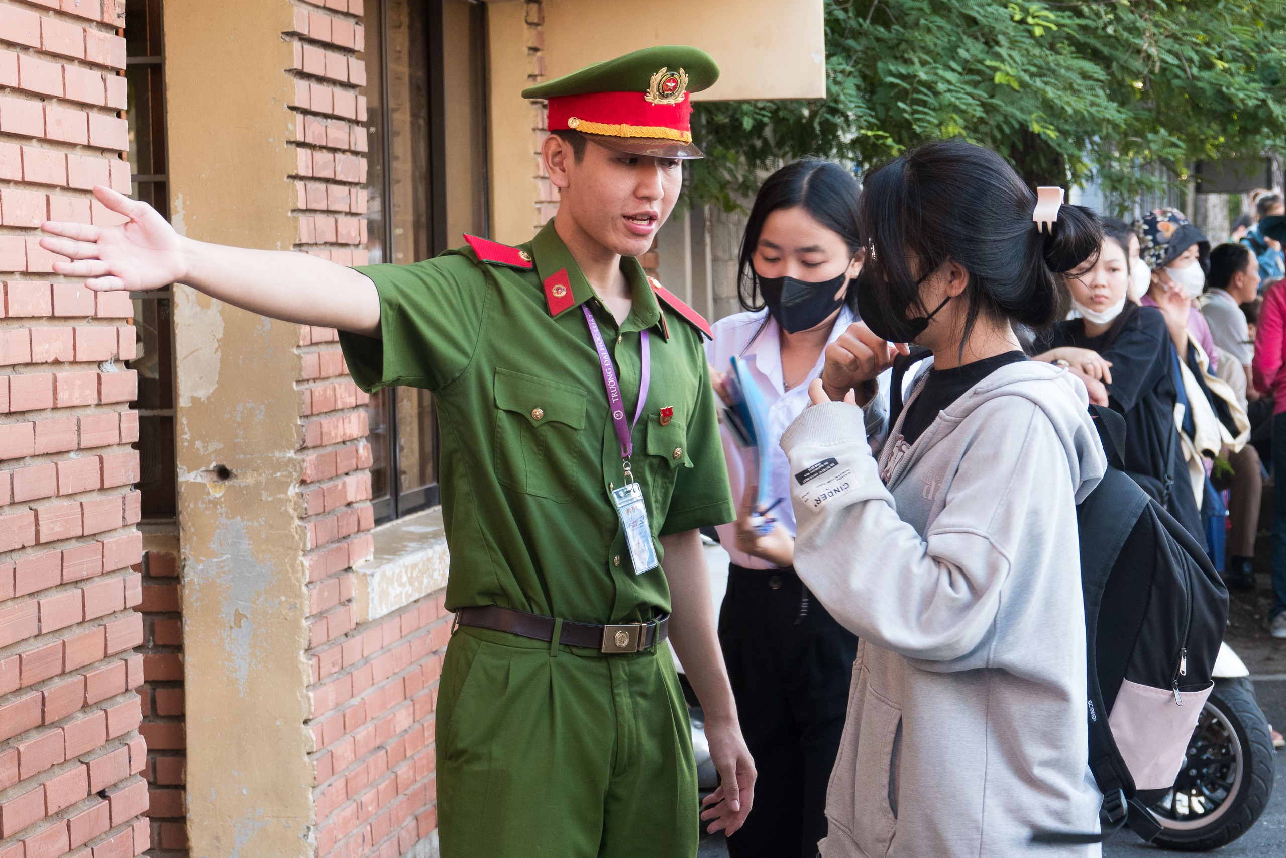 Phụ huynh lỉnh kỉnh đồ đạc, vượt hơn 700km cùng con đi thi vào trường công an- Ảnh 3. Phụ huynh lỉnh kỉnh đồ đạc, vượt hơn 700km cùng con đi thi vào trường công an- Ảnh 3.