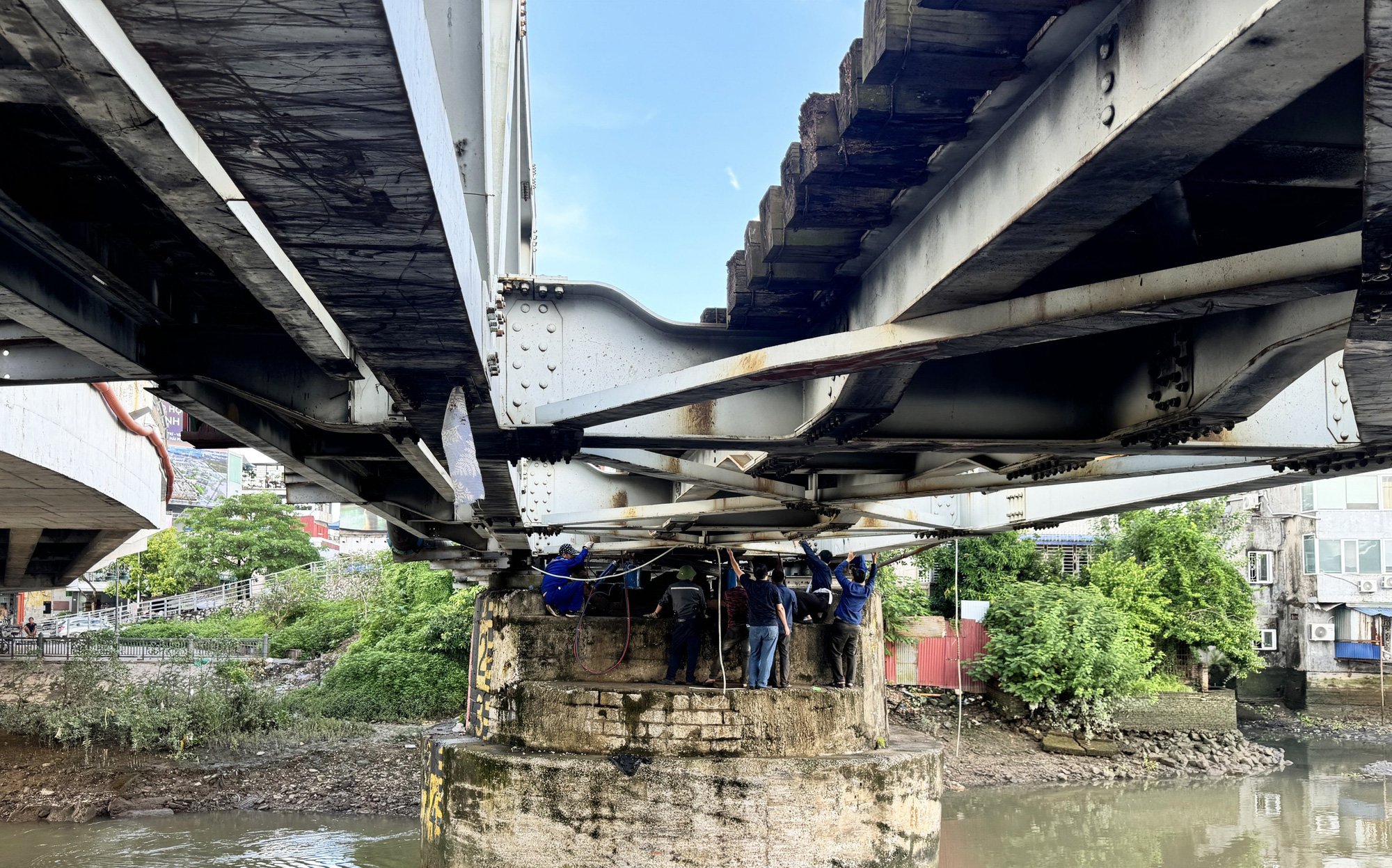 Đã khắc phục sự cố sà lan tông lệch đường ray cầu Quay- Ảnh 4. Đã khắc phục sự cố sà lan tông lệch đường ray cầu Quay- Ảnh 4.