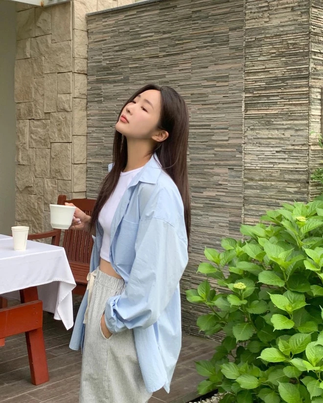 Cách mặc áo phông trắng linh hoạt độc đáo - Ảnh 5. Cách mặc áo phông trắng linh hoạt độc đáo - Ảnh 5.