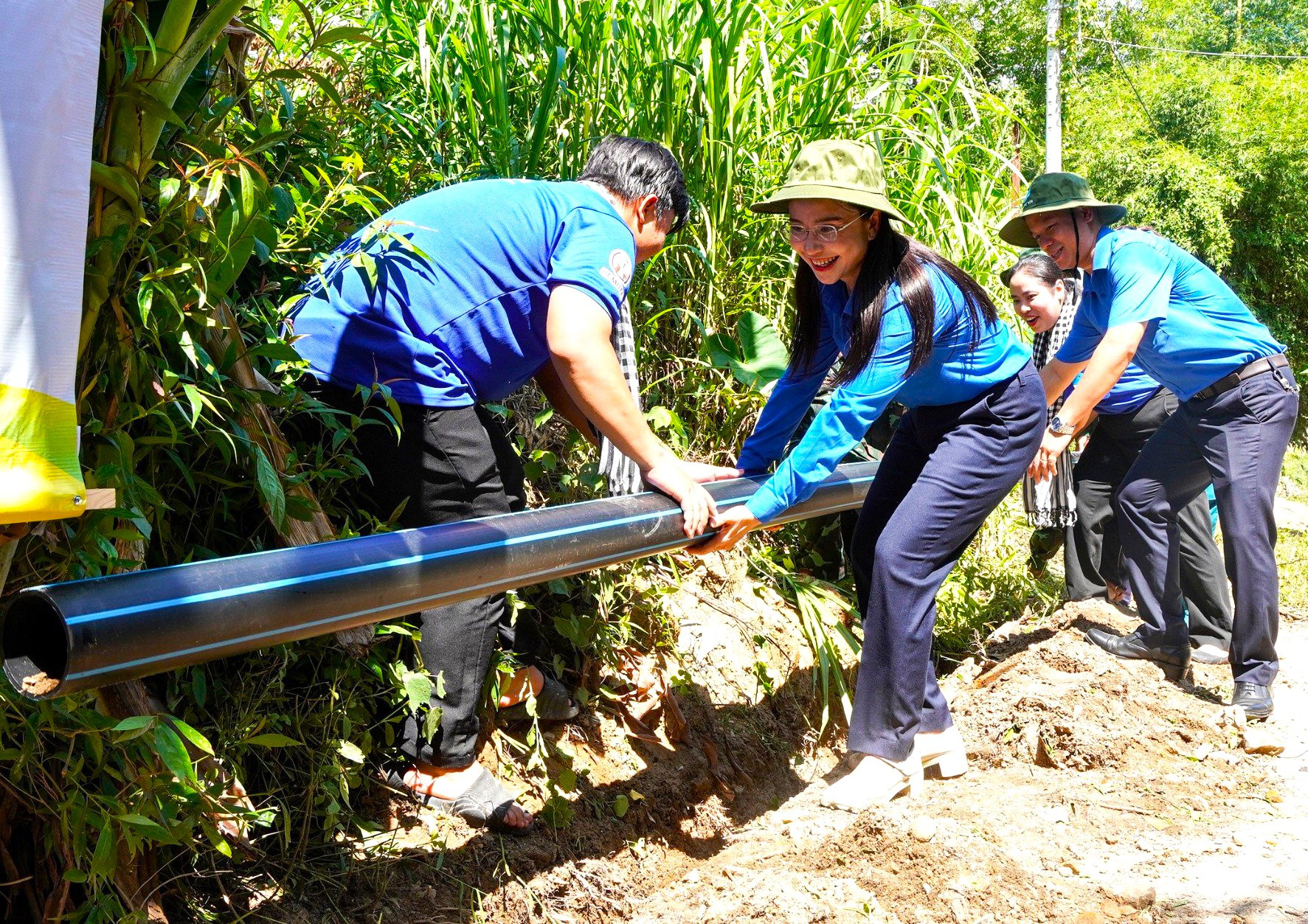 Chị Nguyễn Phạm Duy Trang, Bí thư Ban Chấp hành Trung ương Đoàn, Chủ tịch Hội đồng Đội Trung ương đặt ống nước thực hiện công trình lắp đặt hệ thống nước tự chảy tại xã Xuân Quang 1 (huyện Đồng Xuân, tỉnh Phú Yên) - Ảnh: DIỆP KÍNH Chị Nguyễn Phạm Duy Trang, Bí thư Ban Chấp hành Trung ương Đoàn, Chủ tịch Hội đồng Đội Trung ương đặt ống nước thực hiện công trình lắp đặt hệ thống nước tự chảy tại xã Xuân Quang 1 (huyện Đồng Xuân, tỉnh Phú Yên) - Ảnh: BẢO KÍNH