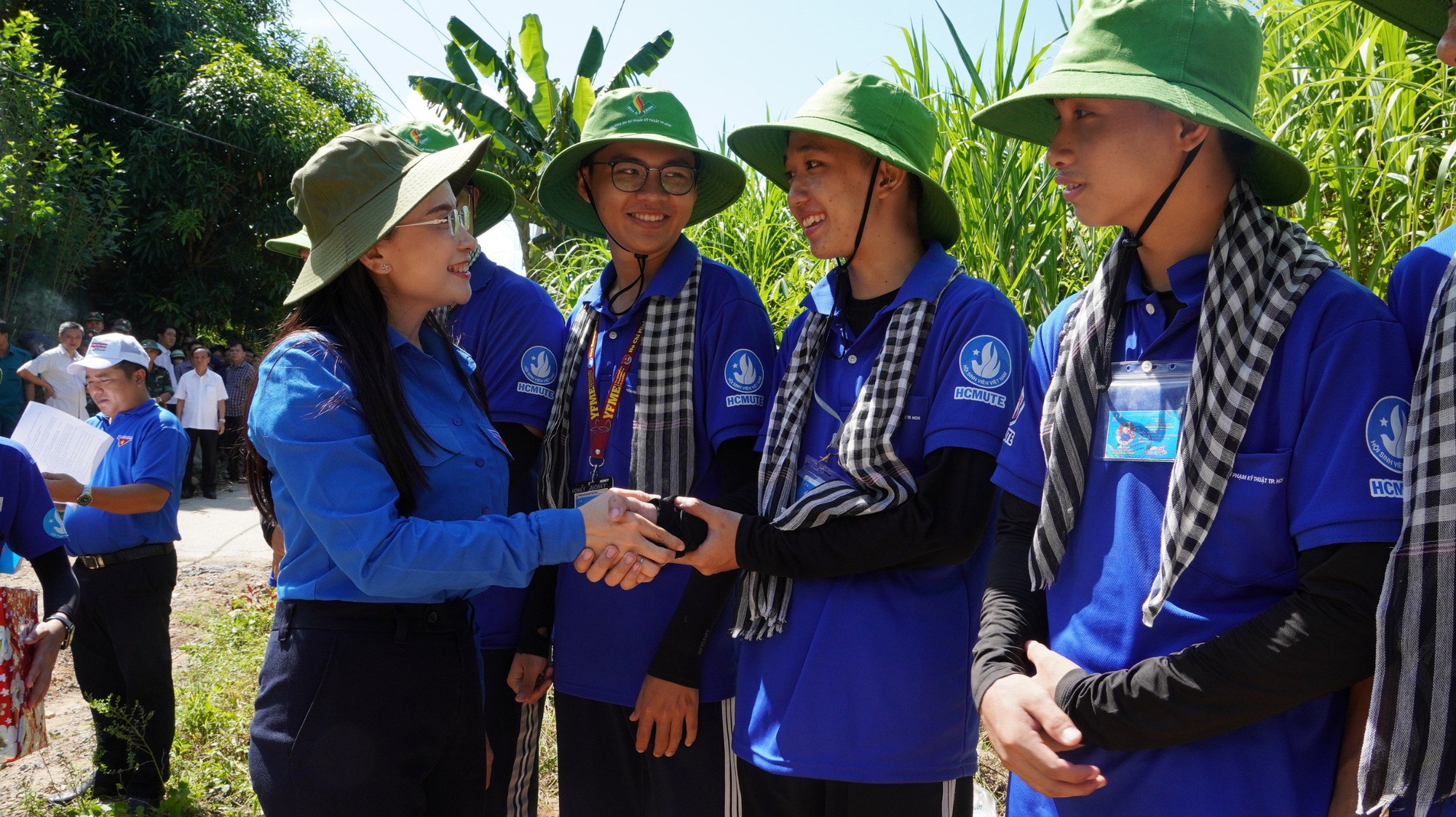 Chị Nguyễn Phạm Duy Trang, Bí thư Ban Chấp hành Trung ương Đoàn, Chủ tịch Hội đồng Đội Trung ương tặng quà cho đội hình sinh viên tình nguyện Mùa hè xanh Trường Đại học Sư phạm Kỹ thuật TP. HCM - Ảnh: BẢO KÍNH Chị Nguyễn Phạm Duy Trang thăm hỏi, động viên, tặng quà cho đội hình sinh viên tình nguyện Mùa hè xanh Trường đại học Sư phạm kỹ thuật TP. HCM - Ảnh: BẢO KÍNH