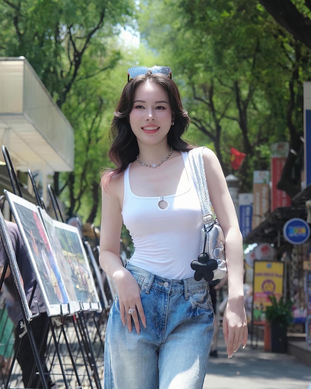 Áo, váy tank top là 'chân ái' mùa hè, nàng sắm đủ là không lo mặc xấu- Ảnh 2. Áo, váy tank top là 'chân ái' mùa hè, nàng sắm đủ là không lo mặc xấu- Ảnh 2.