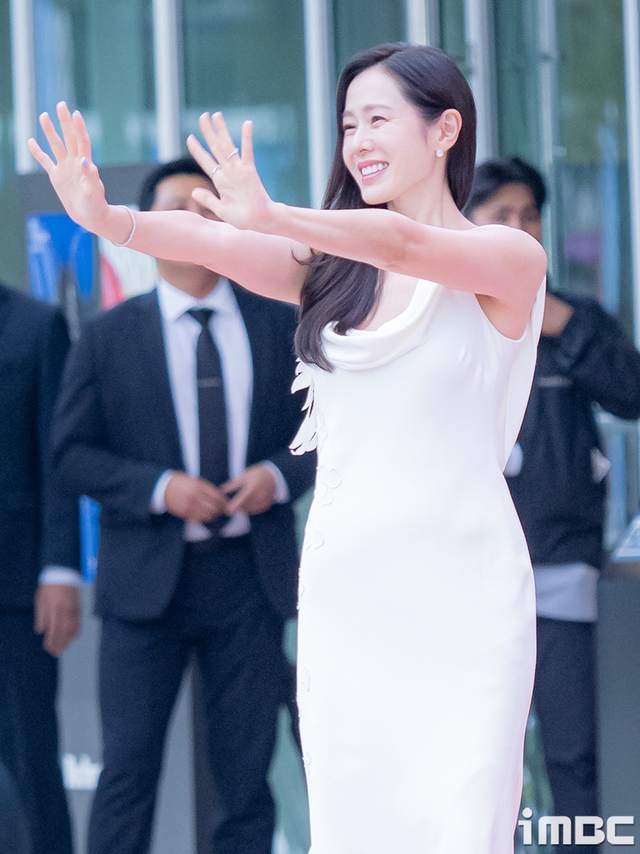 Son Ye Jin và Krystal diện váy trắng đụng độ tại thảm đỏ- Ảnh 2. Son Ye Jin và Krystal diện váy trắng đụng độ tại thảm đỏ- Ảnh 2.