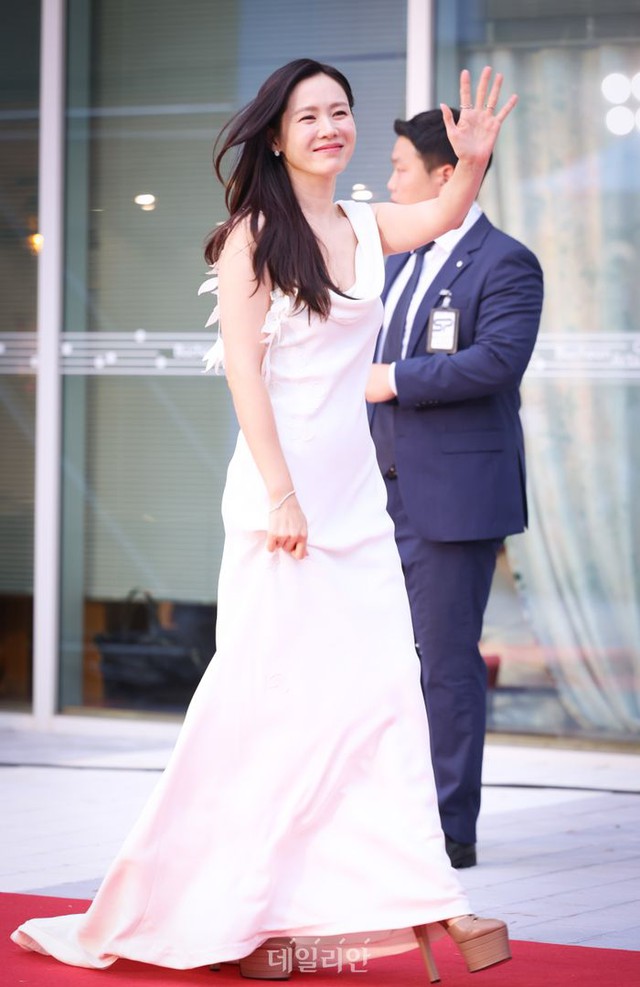 Son Ye Jin và Krystal diện váy trắng đụng độ tại thảm đỏ- Ảnh 3. Son Ye Jin và Krystal diện váy trắng đụng độ tại thảm đỏ- Ảnh 3.