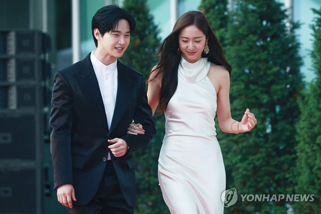 Son Ye Jin và Krystal diện váy trắng đụng độ tại thảm đỏ- Ảnh 8. Son Ye Jin và Krystal diện váy trắng đụng độ tại thảm đỏ- Ảnh 8.
