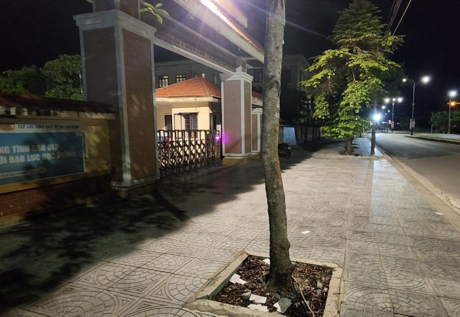 Phụ huynh khấn vái, rải tiền lẻ khắp cổng trường cầu con đậu vào lớp 10, gây phản cảm- Ảnh 2. Phụ huynh khấn vái, rải tiền lẻ khắp cổng trường cầu con đậu vào lớp 10, gây phản cảm- Ảnh 2.