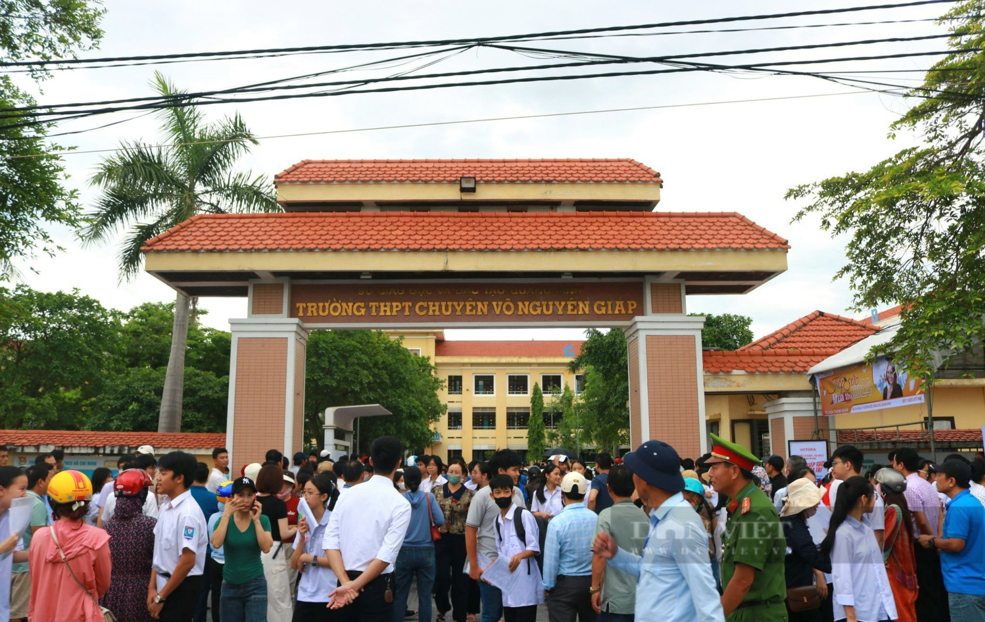 Phụ huynh cùng con hồi hộp chờ điểm thi, điểm chuẩn vào lớp 10 ở Quảng Bình năm 2024- Ảnh 2. Phụ huynh cùng con hồi hộp chờ điểm thi, điểm chuẩn vào lớp 10 ở Quảng Bình năm 2024- Ảnh 2.