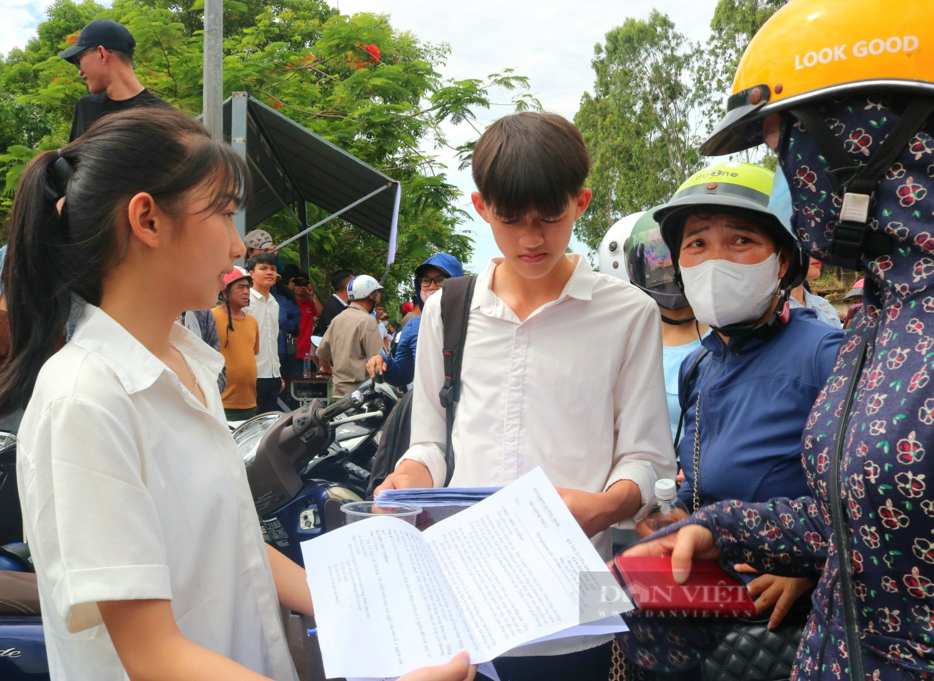Phụ huynh cùng con hồi hộp chờ điểm thi, điểm chuẩn vào lớp 10 ở Quảng Bình năm 2024- Ảnh 3. Phụ huynh cùng con hồi hộp chờ điểm thi, điểm chuẩn vào lớp 10 ở Quảng Bình năm 2024- Ảnh 3.