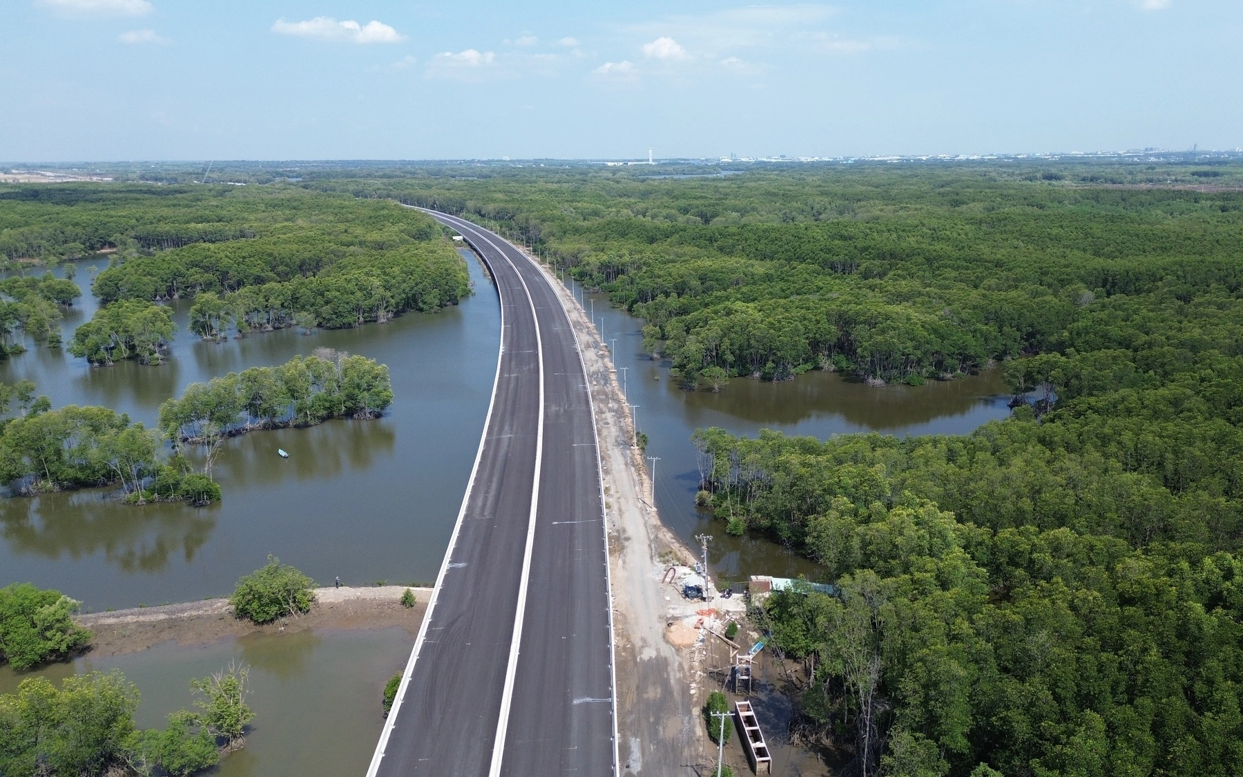 Hợp long cầu dài hơn 3,3km trên cao tốc Bến Lức - Long Thành- Ảnh 3. Tăng tốc thảm nhựa cao tốc Bến Lức - Long Thành