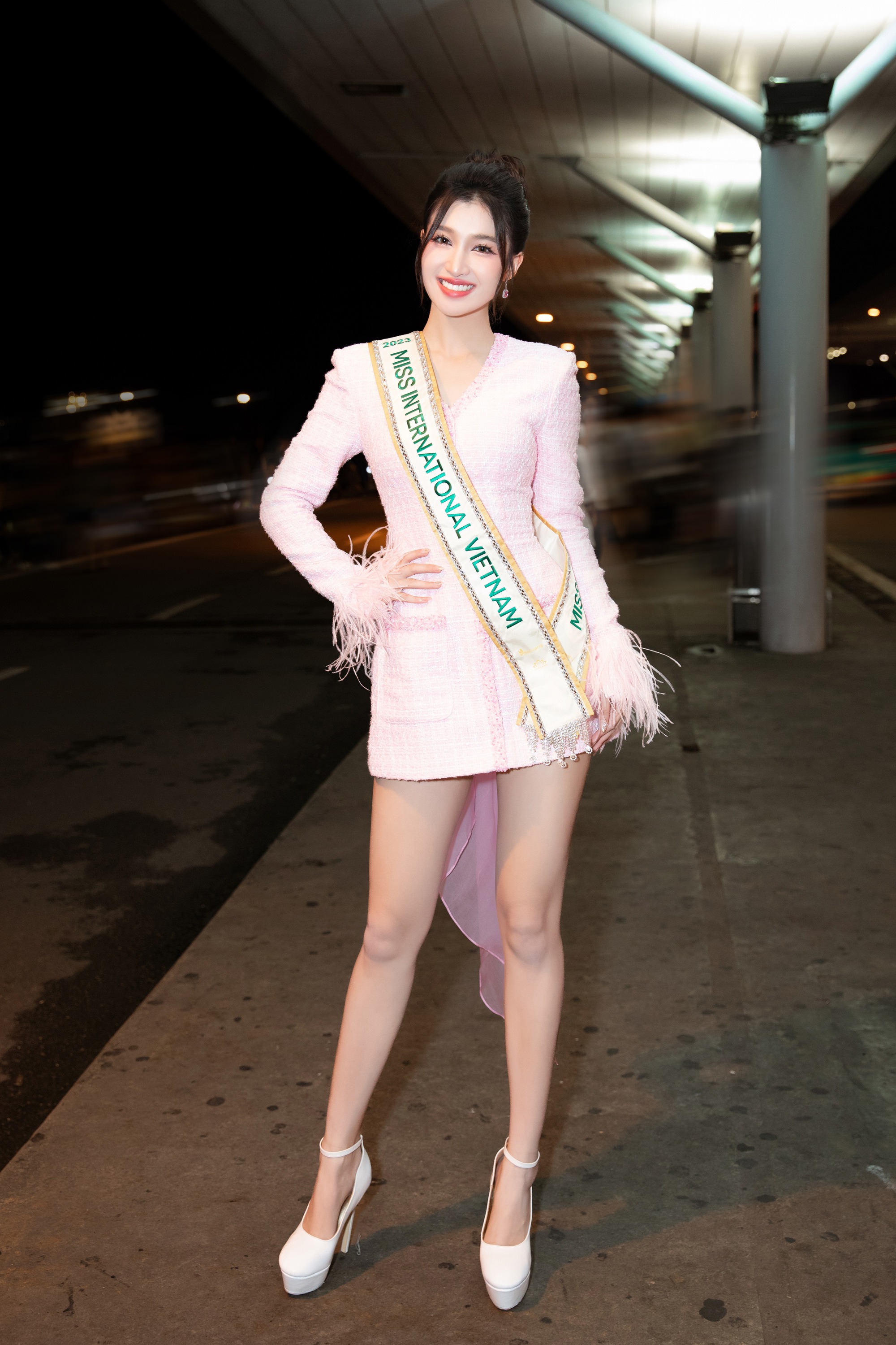 Á hậu Phương Nhi lên đường thi Miss International 2023 gây chú ý khi mang kiện hành lý đặc biệt dài 2m - Ảnh 2. Á hậu Phương Nhi lên đường thi Miss International 2023 gây chú ý khi mang kiện hành lý đặc biệt dài 2m - Ảnh 2.
