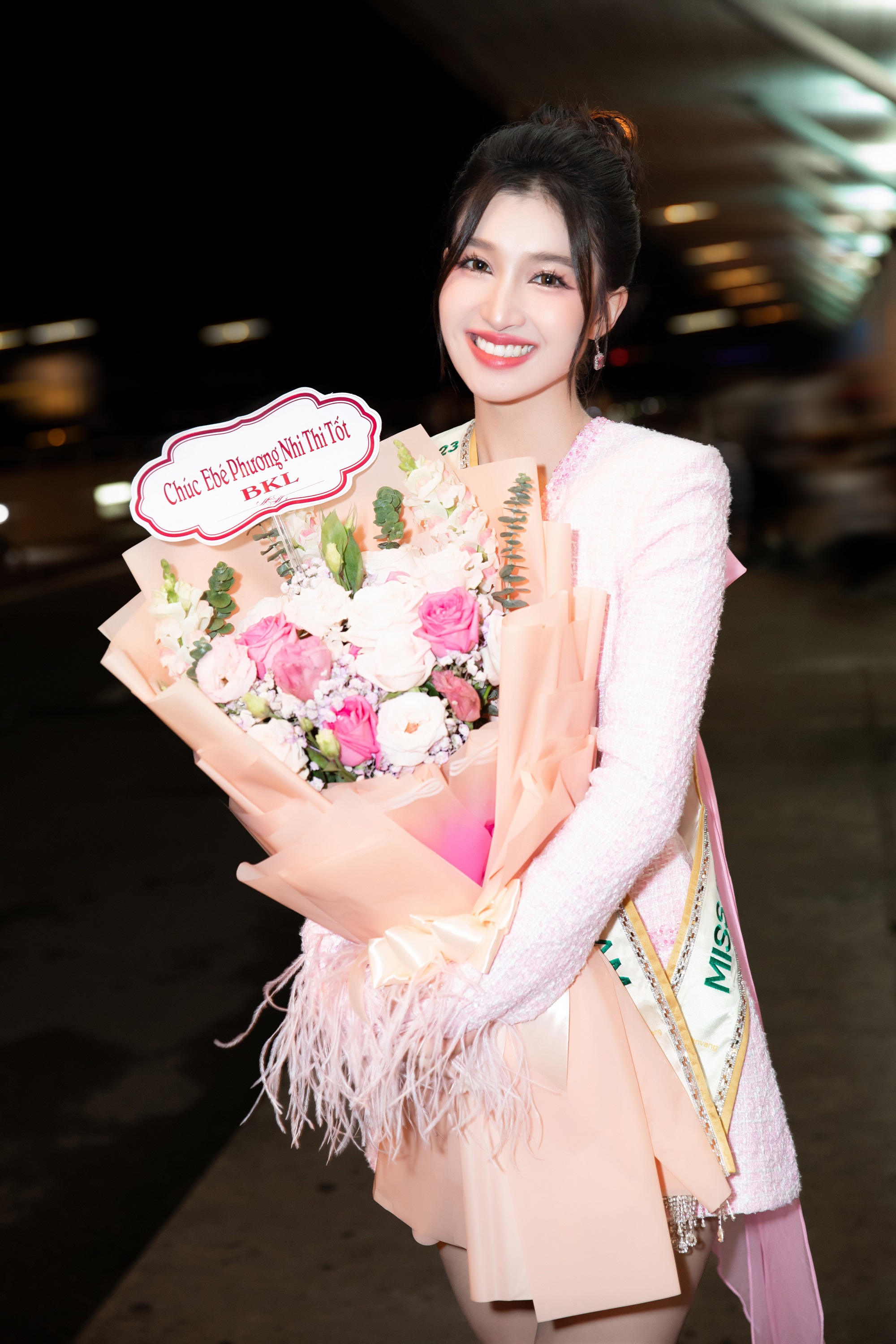 Á hậu Phương Nhi lên đường thi Miss International 2023 gây chú ý khi mang kiện hành lý đặc biệt dài 2m - Ảnh 4. Á hậu Phương Nhi lên đường thi Miss International 2023 gây chú ý khi mang kiện hành lý đặc biệt dài 2m - Ảnh 4.