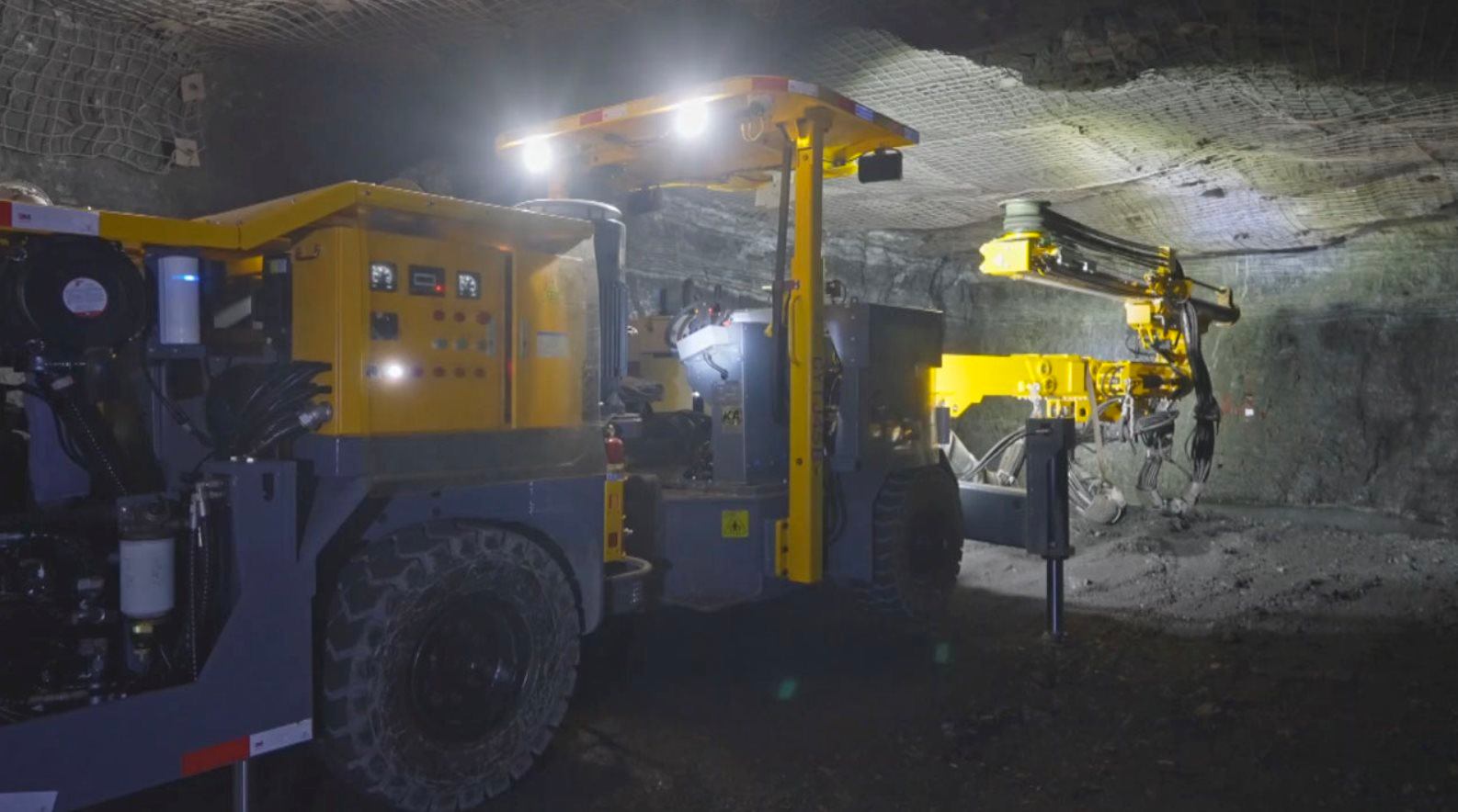 Trung Quốc vận hành cỗ máy 'xuyên thủng lòng đất' có 1-0-2: Chỉ cần ngồi một chỗ điều khiển như 'chơi game', giúp cắt giảm 20-30% nhân lực - Ảnh 2. Trung Quốc vận hành cỗ máy 'xuyên thủng lòng đất' có 1-0-2: Chỉ cần ngồi một chỗ điều khiển như 'chơi game', giúp cắt giảm 20-30% nhân lực - Ảnh 2.