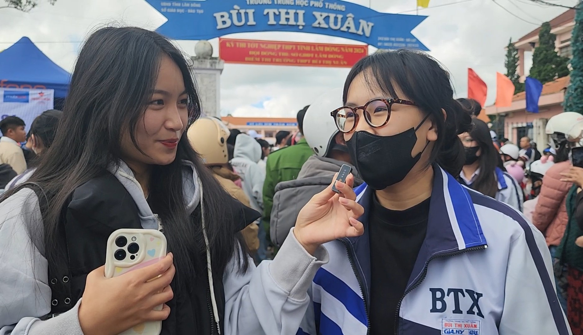Dư thời gian làm bài môn văn, thí sinh Đà Lạt hy vọng môn toán 'dễ thở'- Ảnh 2. Dư thời gian làm bài môn văn, thí sinh Đà Lạt hy vọng môn toán 'dễ thở'- Ảnh 2.