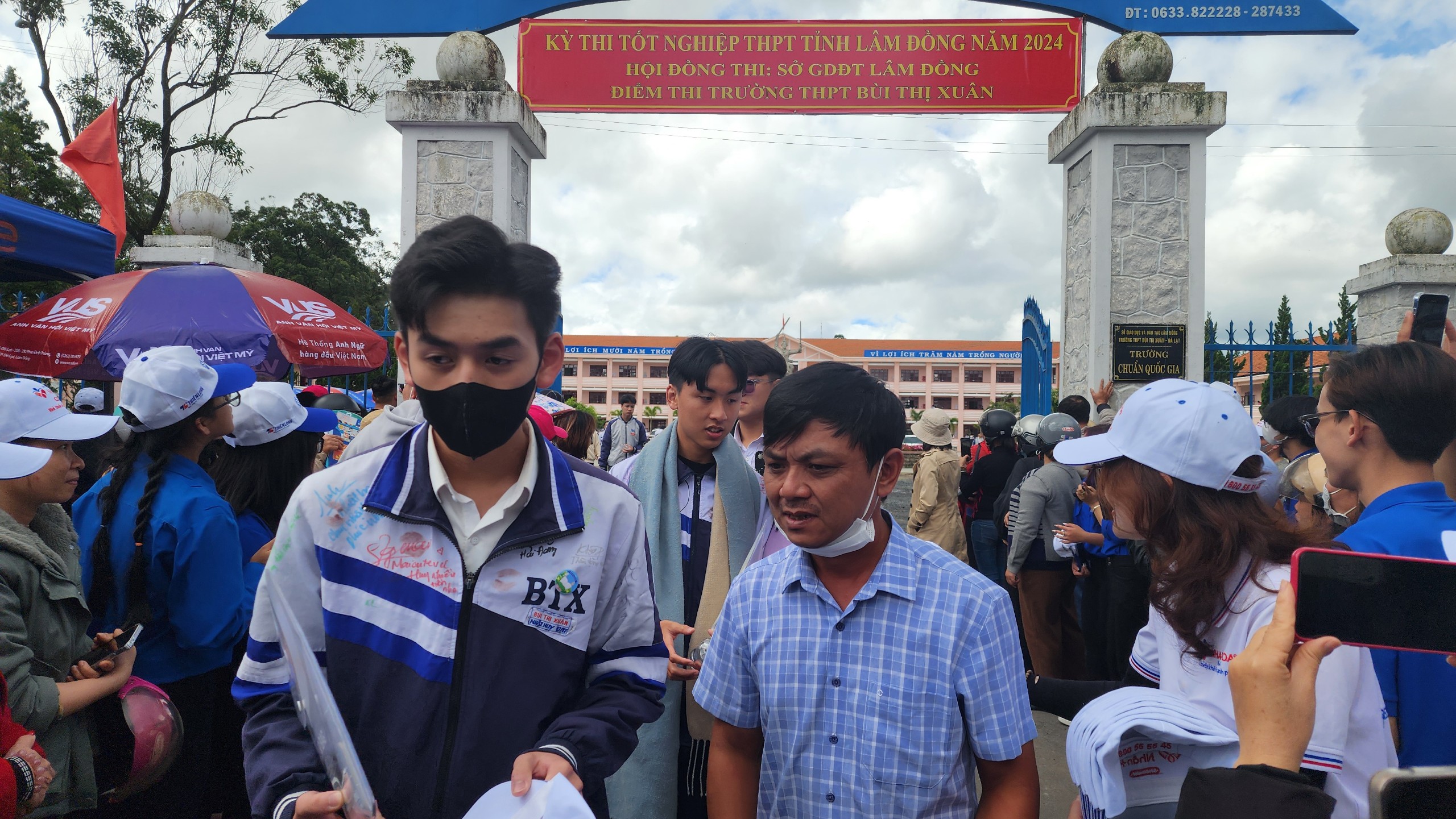 Dư thời gian làm bài môn văn, thí sinh Đà Lạt hy vọng môn toán 'dễ thở'- Ảnh 3. Dư thời gian làm bài môn văn, thí sinh Đà Lạt hy vọng môn toán 'dễ thở'- Ảnh 3.