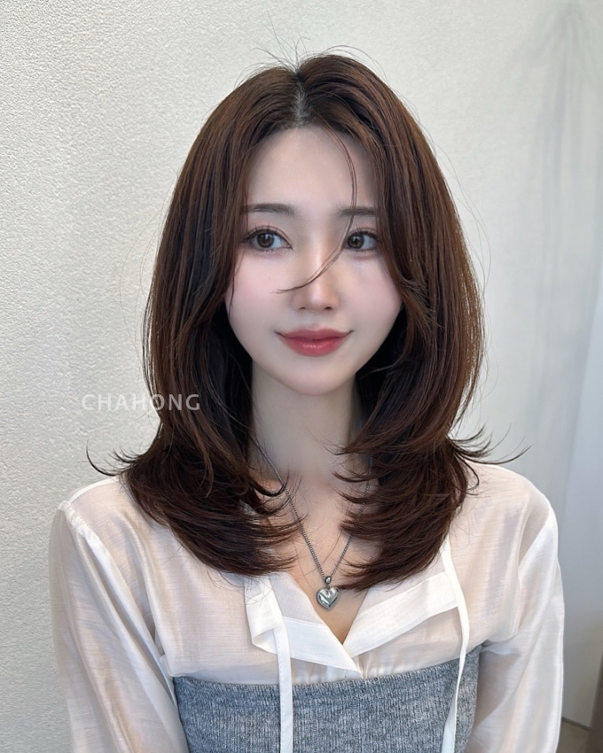 4 kiểu tóc ngang vai cho nàng sở hữu gương mặt tròn, cắt xong vừa xinh vừa trẻ ra vài tuổi - Ảnh 3. 4 kiểu tóc ngang vai cho nàng sở hữu gương mặt tròn, cắt xong vừa xinh vừa trẻ ra vài tuổi - Ảnh 3.