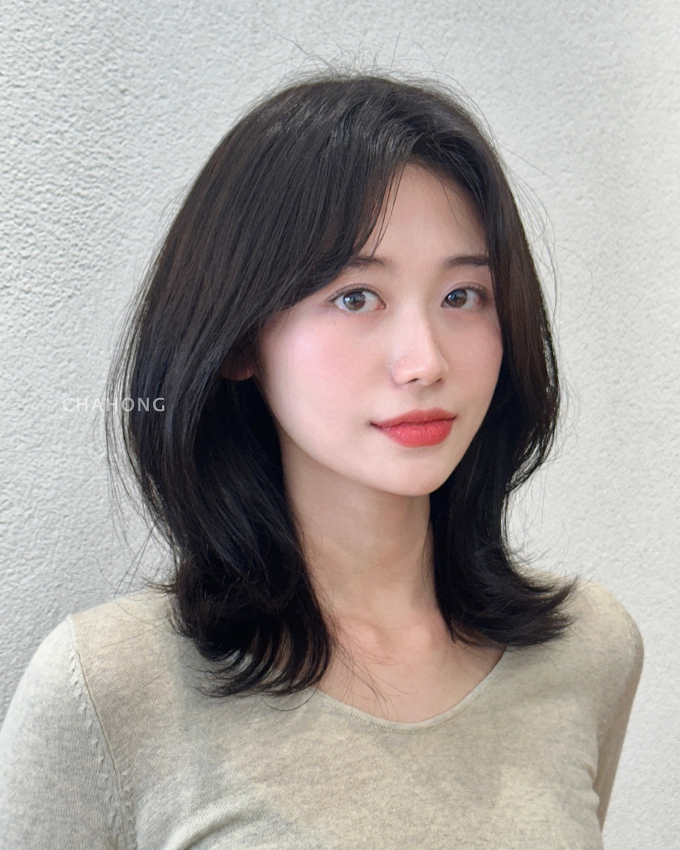 4 kiểu tóc ngang vai cho nàng sở hữu gương mặt tròn, cắt xong vừa xinh vừa trẻ ra vài tuổi - Ảnh 5. 4 kiểu tóc ngang vai cho nàng sở hữu gương mặt tròn, cắt xong vừa xinh vừa trẻ ra vài tuổi - Ảnh 5.