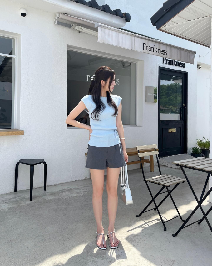 Phối sandal với 4 kiểu trang phục sau đây để trông thật sành điệu và tôn dáng cao ráo - Ảnh 5. Phối sandal với 4 kiểu trang phục sau đây để trông thật sành điệu và tôn dáng cao ráo - Ảnh 5.