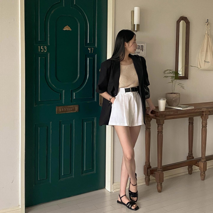 Phối sandal với 4 kiểu trang phục sau đây để trông thật sành điệu và tôn dáng cao ráo - Ảnh 6. Phối sandal với 4 kiểu trang phục sau đây để trông thật sành điệu và tôn dáng cao ráo - Ảnh 6.