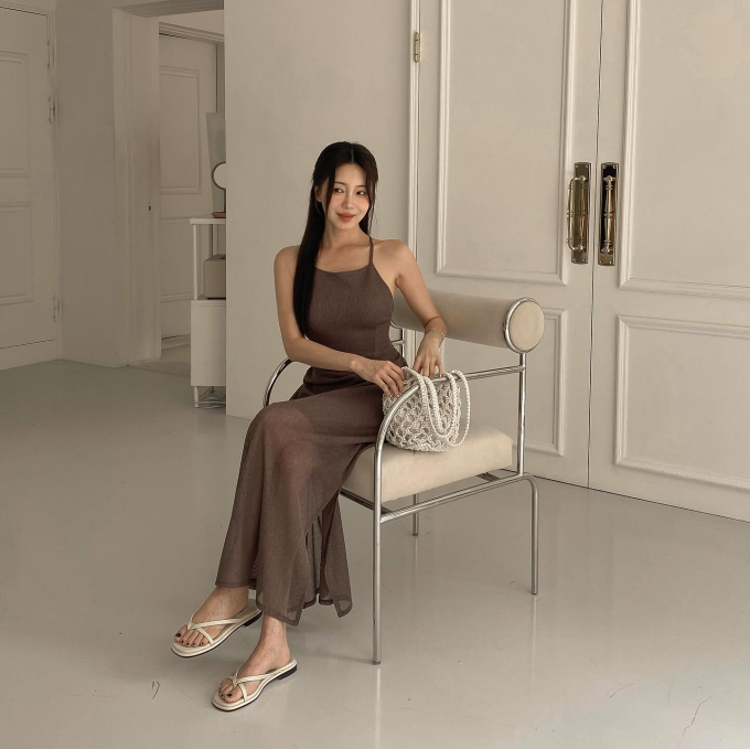 Phối sandal với 4 kiểu trang phục sau đây để trông thật sành điệu và tôn dáng cao ráo - Ảnh 10. Phối sandal với 4 kiểu trang phục sau đây để trông thật sành điệu và tôn dáng cao ráo - Ảnh 10.