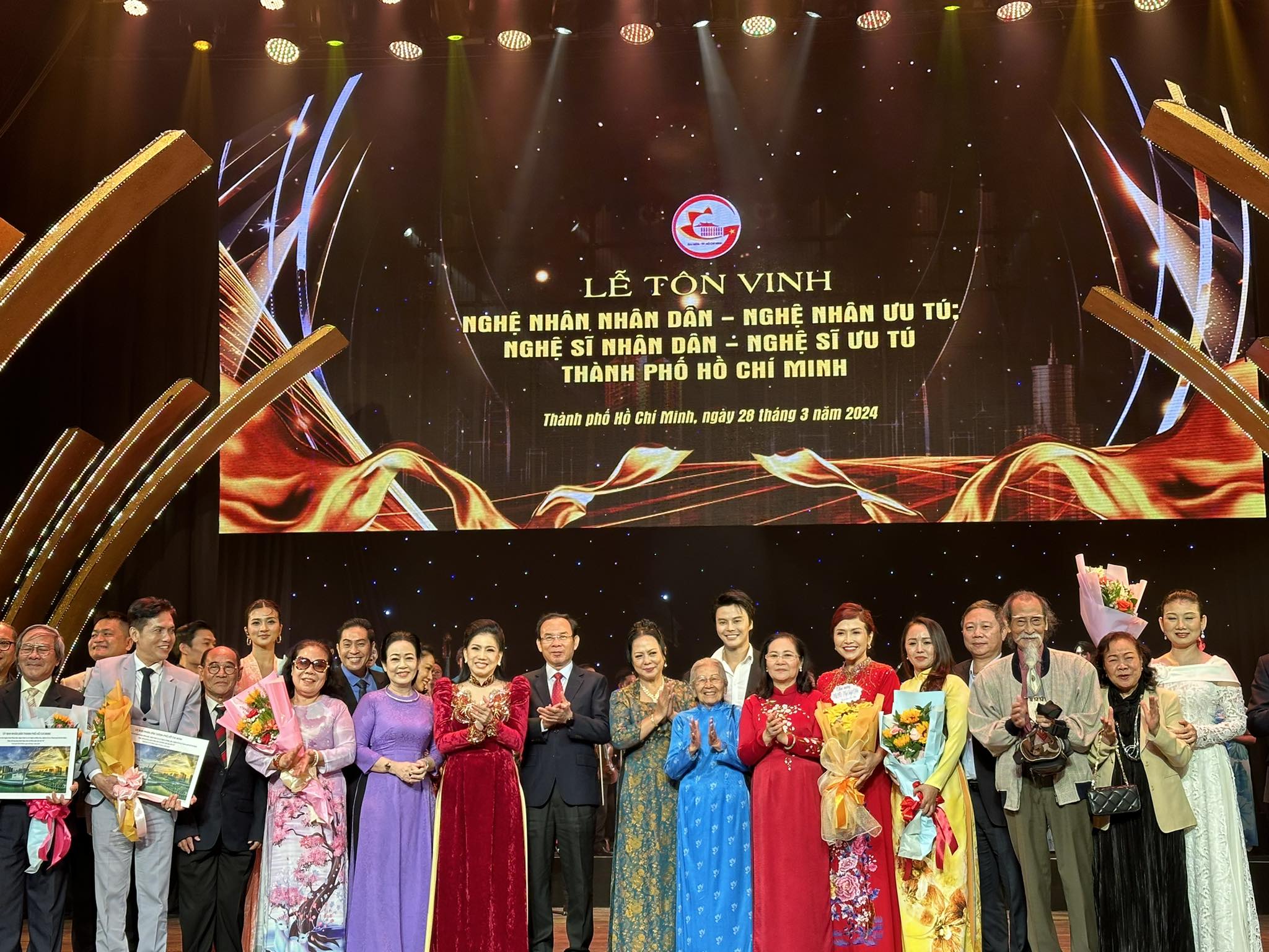 TP HCM tôn vinh Nghệ nhân, Nghệ sĩ: Trân trọng, xúc động- Ảnh 2. TP HCM tôn vinh Nghệ nhân, Nghệ sĩ: Trân trọng, xúc động- Ảnh 2.