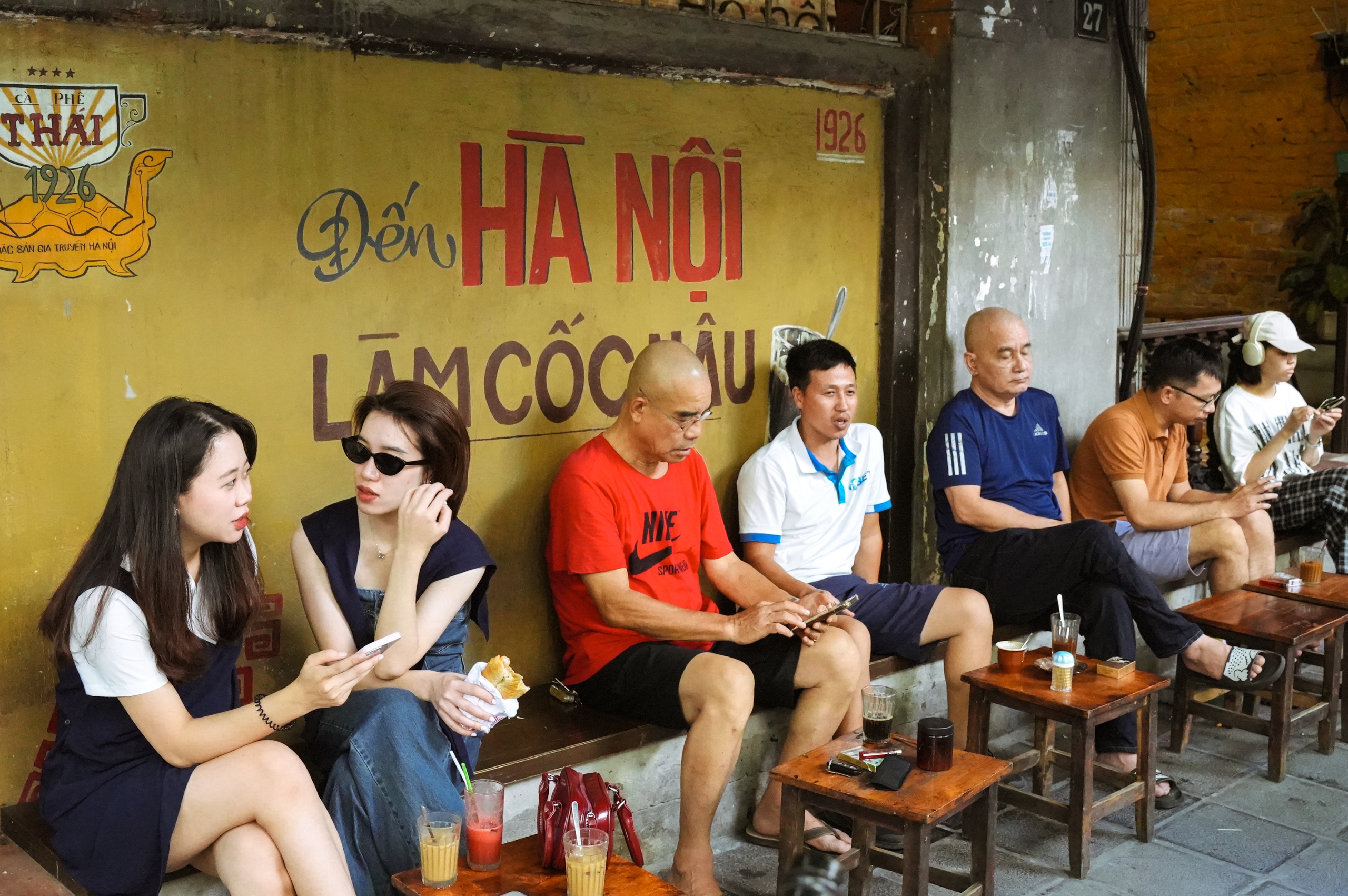 Độc đáo quán cà phê rang mộc gần 100 tuổi ở Hà Nội - Ảnh 12. Độc đáo quán cà phê rang mộc gần 100 tuổi ở Hà Nội - Ảnh 12.