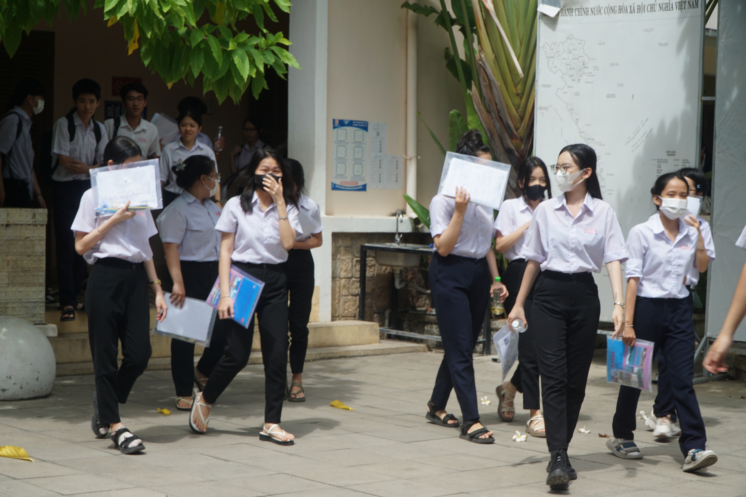 Khánh Hòa: Thí sinh vi phạm quy chế, sử dụng điện thoại trong nhà vệ sinh- Ảnh 2. Khánh Hòa: Thí sinh vi phạm quy chế, sử dụng điện thoại trong nhà vệ sinh- Ảnh 2.