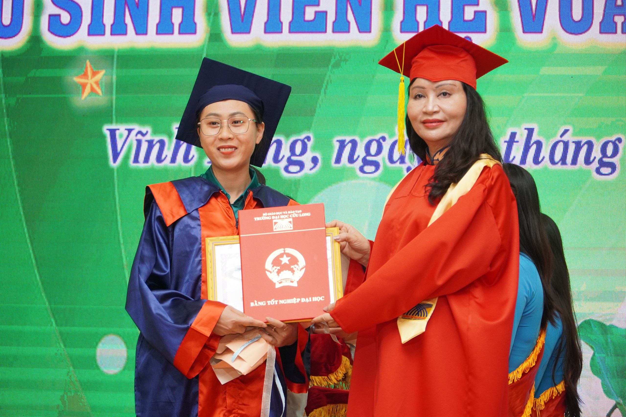 Gần 850 sinh viên nhận niềm vui từ Trường ĐH Cửu Long- Ảnh 3. Gần 850 sinh viên nhận niềm vui từ Trường ĐH Cửu Long- Ảnh 3.