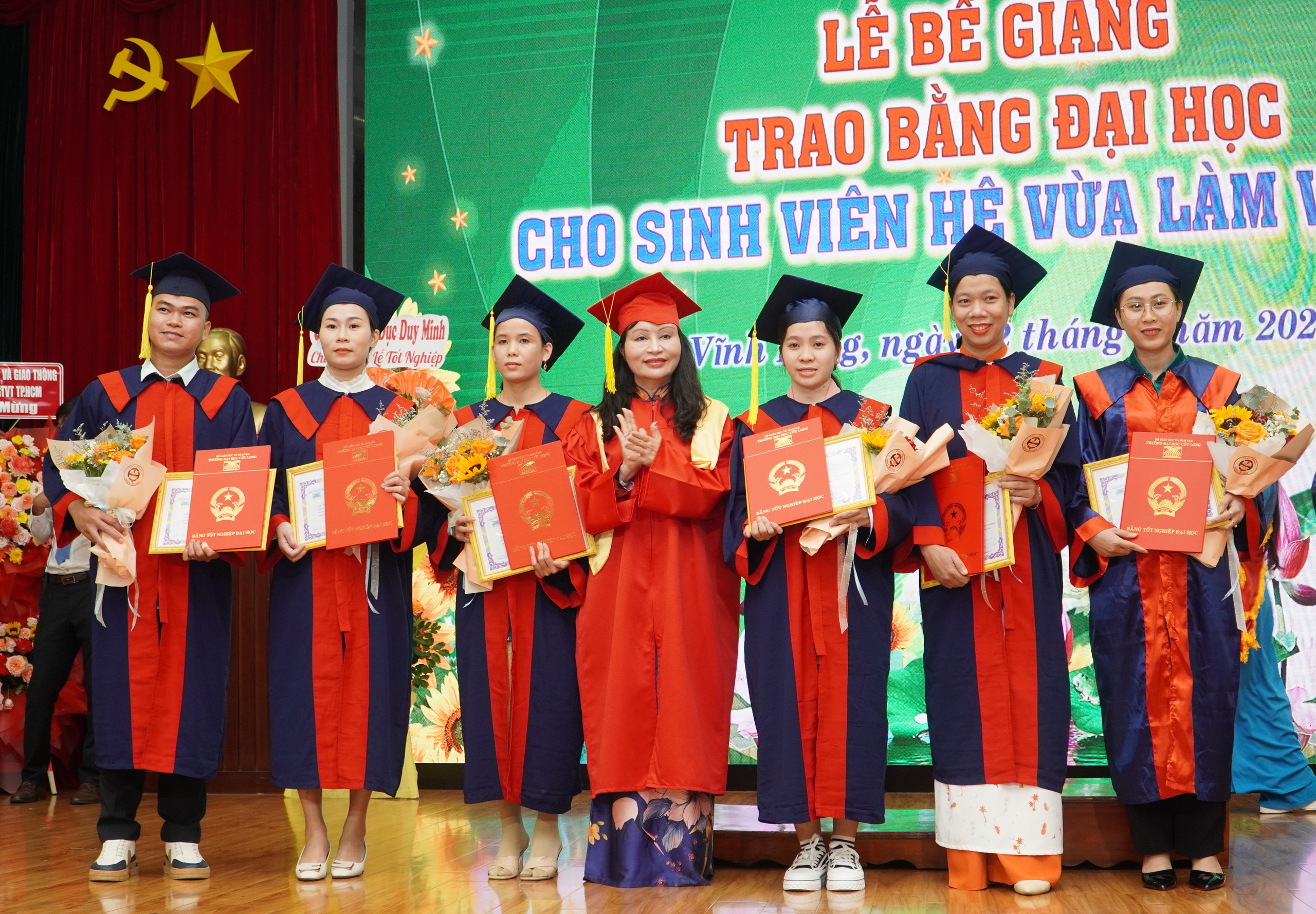 Gần 850 sinh viên nhận niềm vui từ Trường ĐH Cửu Long- Ảnh 4. Gần 850 sinh viên nhận niềm vui từ Trường ĐH Cửu Long- Ảnh 4.