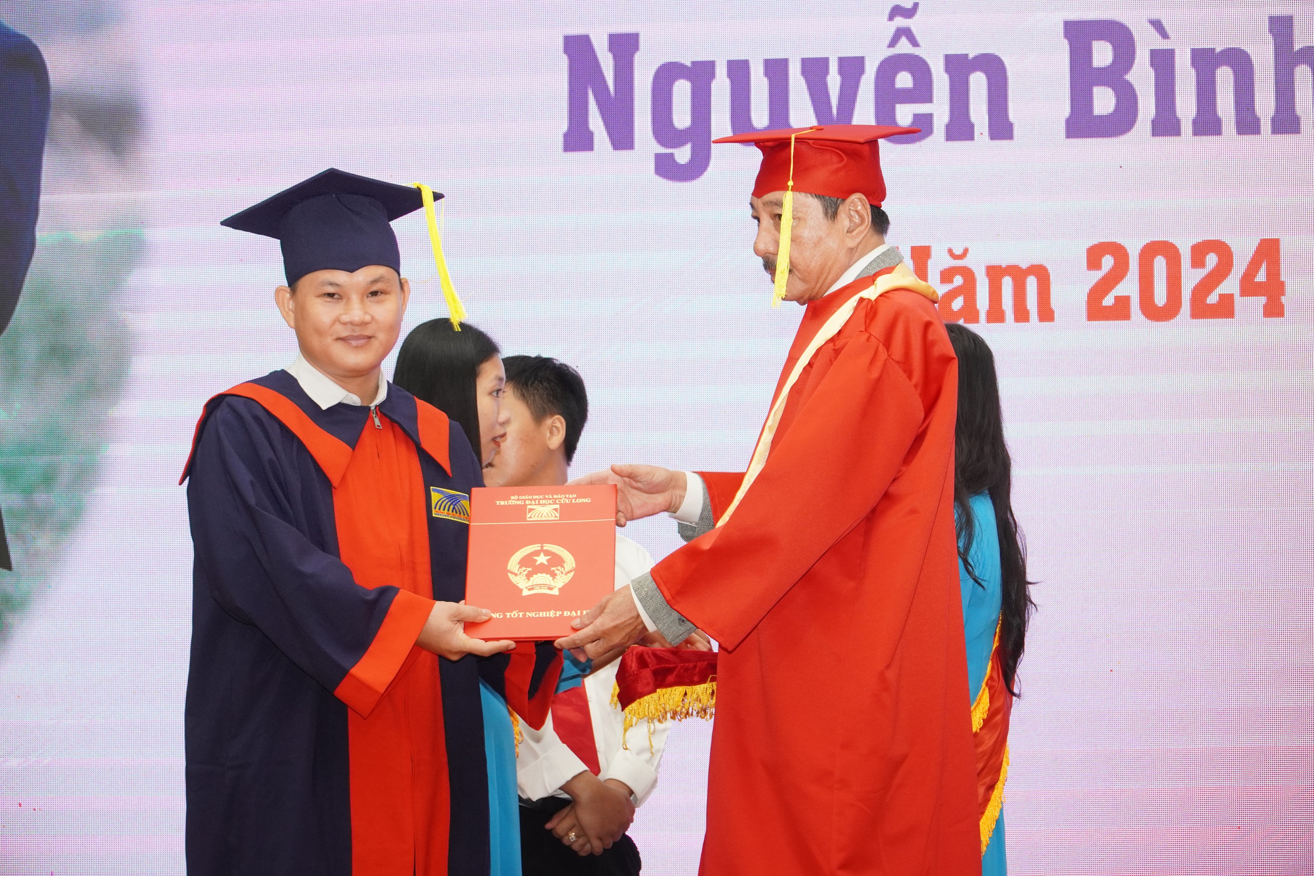 Gần 850 sinh viên nhận niềm vui từ Trường ĐH Cửu Long- Ảnh 5. Gần 850 sinh viên nhận niềm vui từ Trường ĐH Cửu Long- Ảnh 5.