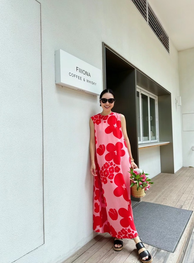 Váy hoa và những kiểu họa tiết chẳng bao giờ hết 'hot'- Ảnh 4. Váy hoa và những kiểu họa tiết chẳng bao giờ hết 'hot'- Ảnh 4.