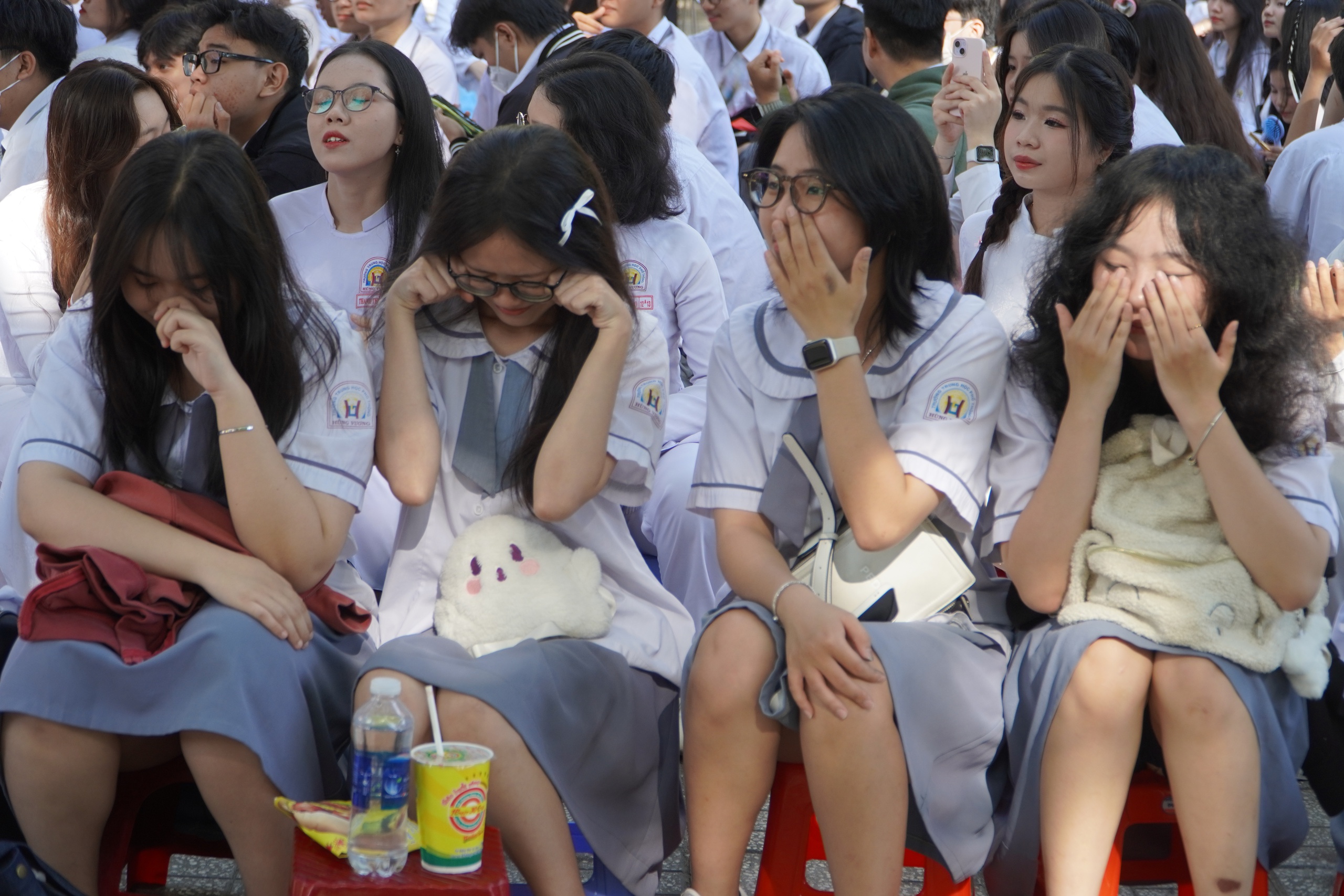 Xúc động thư thầy, cô gửi học sinh ngày tạm biệt mái trường- Ảnh 4. Xúc động thư thầy, cô gửi học sinh ngày tạm biệt mái trường- Ảnh 4.