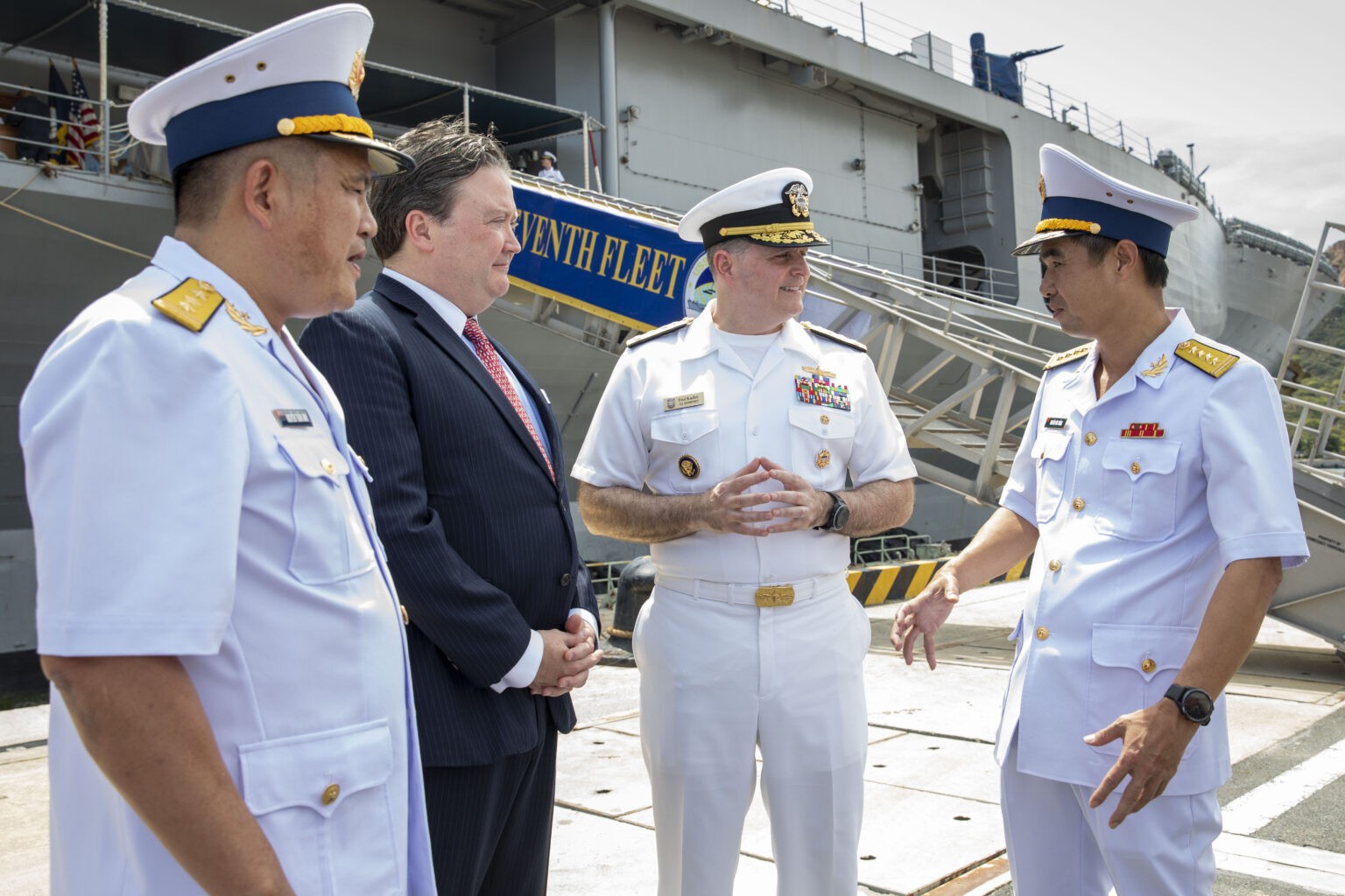 Đại sứ Hoa Kỳ tại Việt Nam gặp gỡ nhân viên Hạm đội 7 trên tàu USS Blue Ridge. (Ảnh: vn.usembassy.gov) Đại sứ Hoa Kỳ tại Việt Nam gặp gỡ nhân viên Hạm đội 7 trên tàu USS Blue Ridge. (Ảnh: vn.usembassy.gov)
