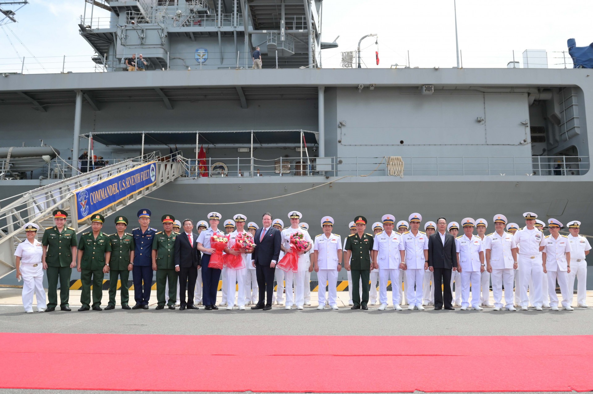 Đại diện phía Hoa Kỳ chụp hình lưu niệm cùng các cơ quan, đơn vị đón đoàn. Đại diện phía Hoa Kỳ chụp hình lưu niệm cùng các cơ quan, đơn vị đón đoàn.