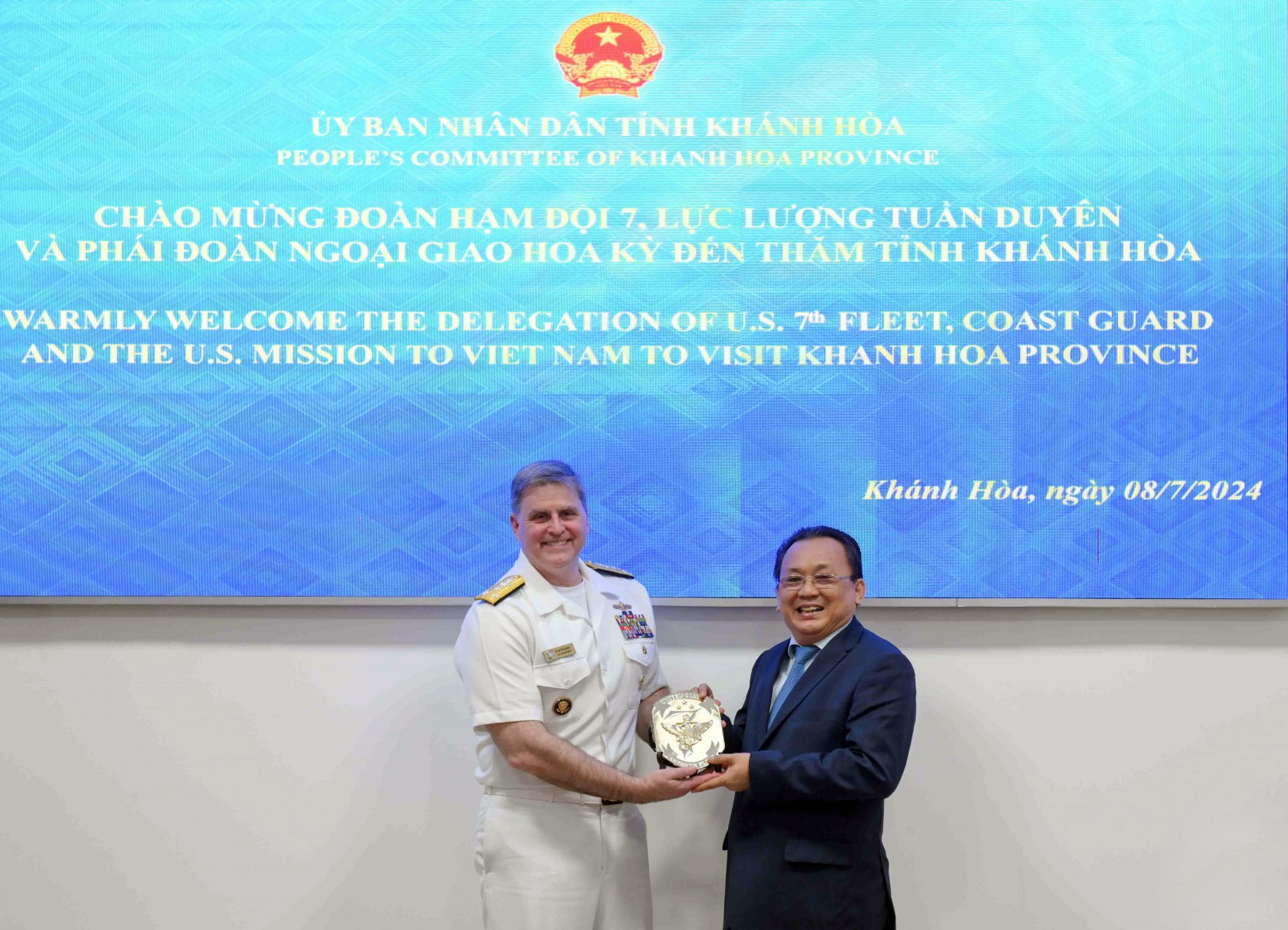 Phó Đô đốc Fred Kacher tặng quà lưu niệm của tàu USS Blue Ridge đến lãnh đạo tỉnh Khánh Hòa. (Ảnh: Báo Khánh Hòa) Phó Đô đốc Fred Kacher tặng quà lưu niệm của tàu USS Blue Ridge đến lãnh đạo tỉnh Khánh Hòa. (Ảnh: Báo Khánh Hòa)