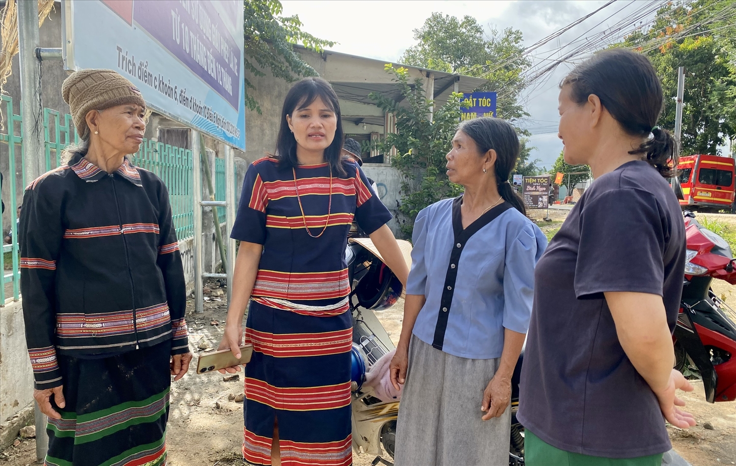 Từ khi triển khai mô hình “Can thiệp làm giảm thiểu tình trạng tảo hôn và hôn nhân cận huyết thống” tình trạng tảo hôn trên địa bàn xã Rờ Kơi, huyện Sa Thầy giảm rõ rệt Từ khi triển khai mô hình “Can thiệp làm giảm thiểu tình trạng tảo hôn và hôn nhân cận huyết thống” tình trạng tảo hôn trên địa bàn xã Rờ Kơi, huyện Sa Thầy giảm rõ rệt