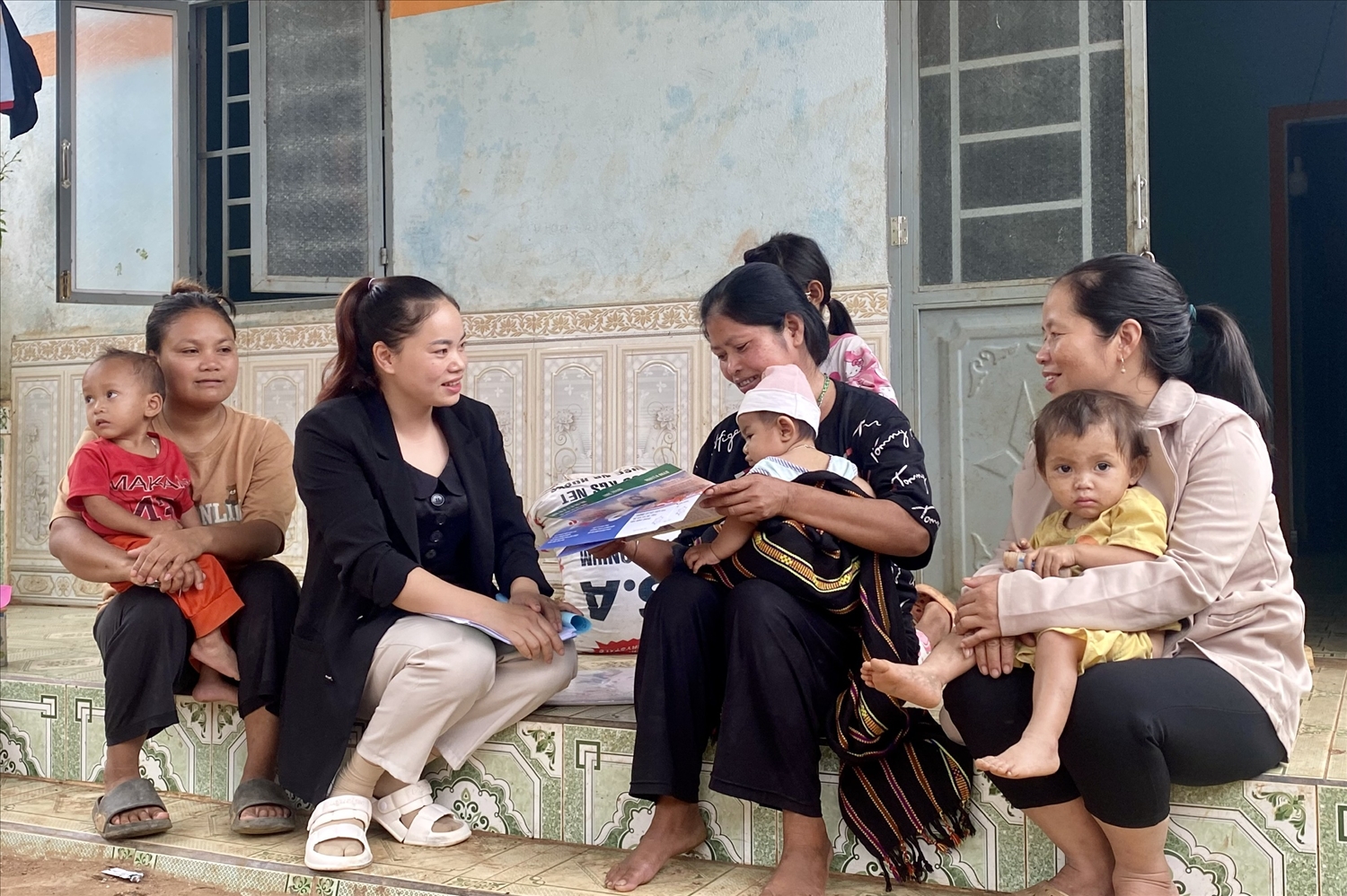 Cán bộ Trạm Y tế xã Đăk Hà, huyện Tu Mơ Rông tuyên truyền, vận động người dân nâng cao nhận thức về tảo hôn và hôn nhân cận huyết thống Cán bộ Trạm Y tế xã Đăk Hà, huyện Tu Mơ Rông tuyên truyền, vận động người dân nâng cao nhận thức về tảo hôn và hôn nhân cận huyết thống