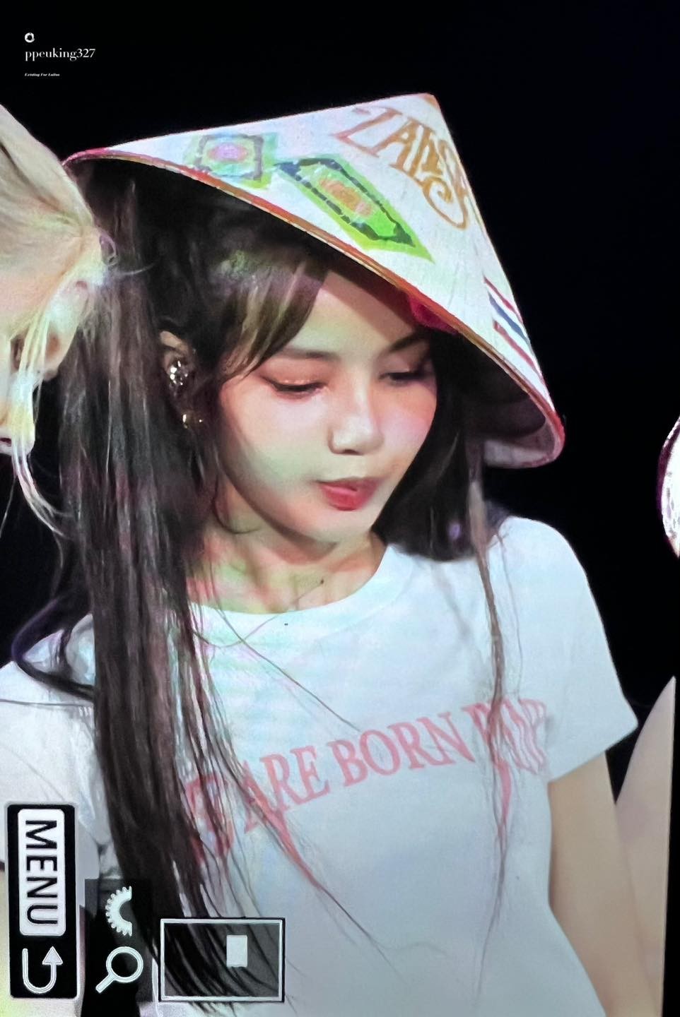 Rosé - BLACKPINK đăng ảnh đội nón lá, bày tỏ sự lưu luyến fan Việt sau khi về nước - Ảnh 4. Rosé - BLACKPINK đăng ảnh đội nón lá, bày tỏ sự lưu luyến fan Việt sau khi về nước - Ảnh 4.