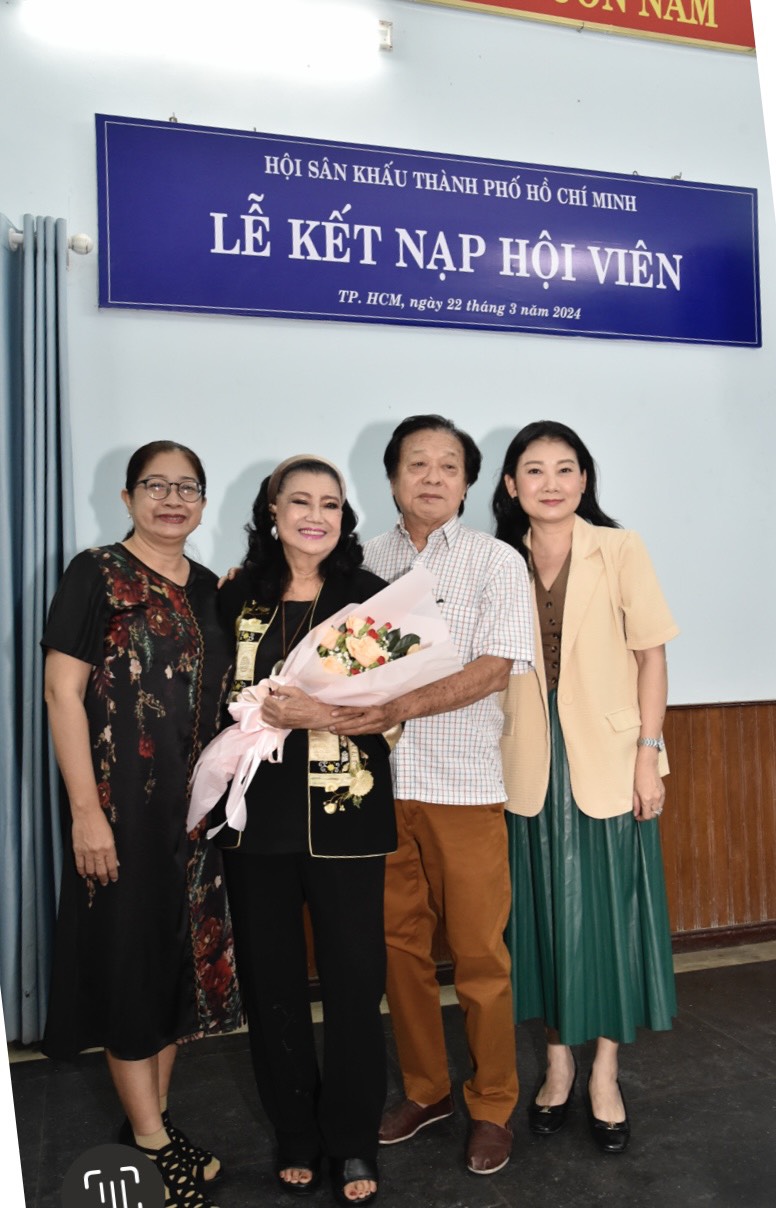 NSND Kim Cương xúc động trong lễ kết nạp hội viên mới- Ảnh 5. NSND Kim Cương xúc động trong lễ kết nạp hội viên mới- Ảnh 5.