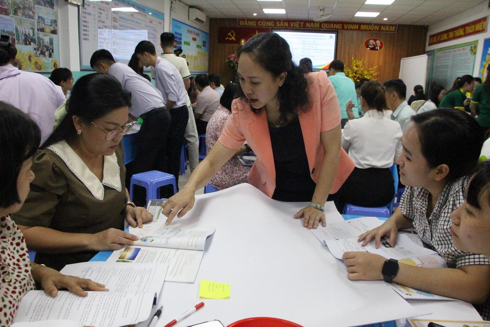 TP.HCM tập huấn giáo viên về sách giáo khoa cho năm học mới- Ảnh 2. TP.HCM tập huấn giáo viên về sách giáo khoa cho năm học mới- Ảnh 2.