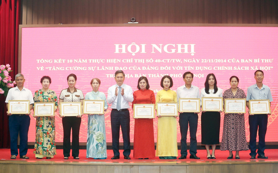 Phó Chủ tịch UBND TP Hà Minh Hải trao Bằng khen của UBND TP cho các tập thể, cá nhân có thành tích.