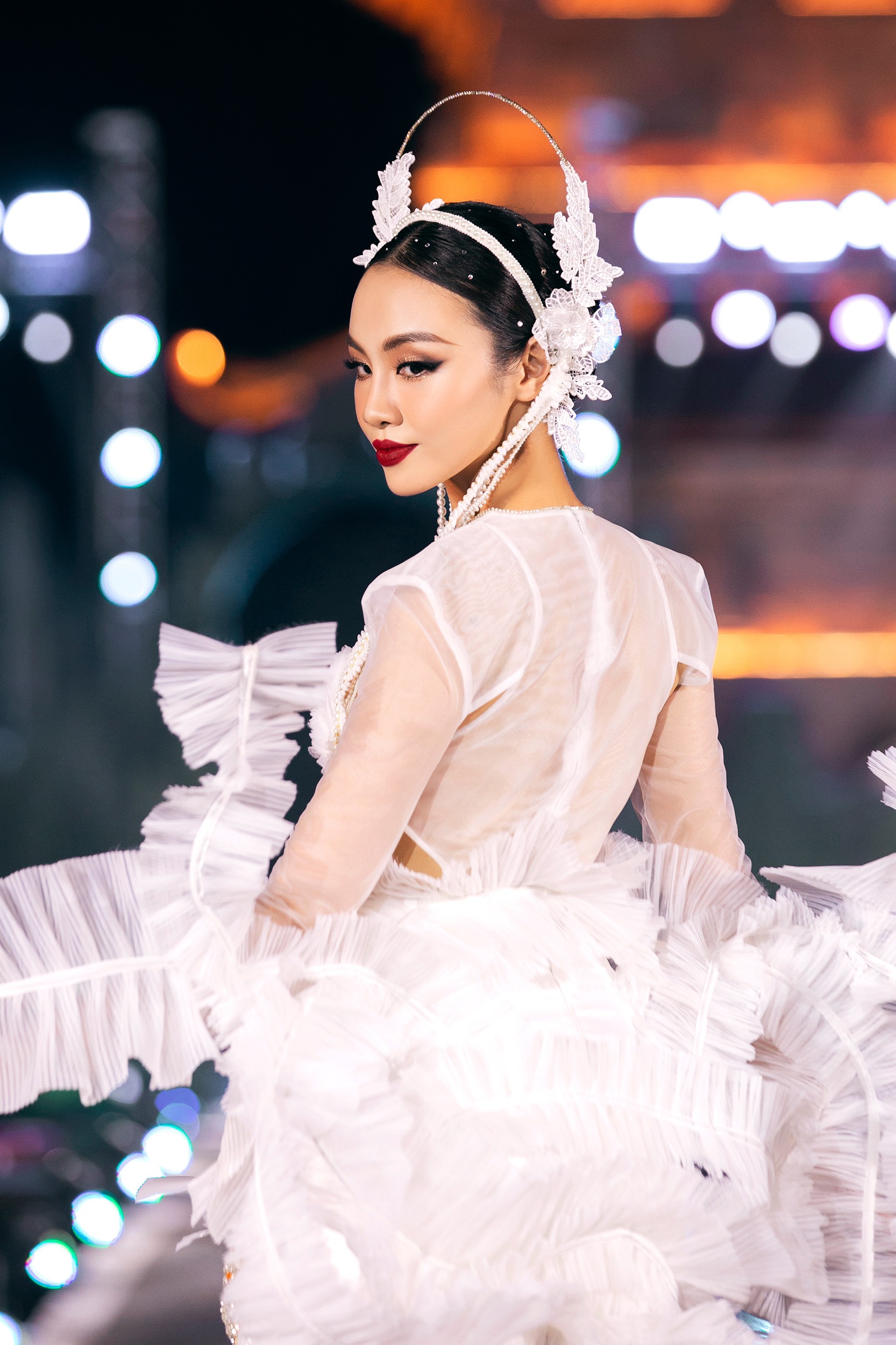 Hoa hậu H'Hen Niê mặc váy cắt xẻ quyến rũ "đọ sắc" Á hậu Thủy Tiên, ai nổi bật hơn? - Ảnh 2. Hoa hậu H'Hen Niê mặc váy cắt xẻ quyến rũ "đọ sắc" Á hậu Thủy Tiên, ai nổi bật hơn? - Ảnh 2.