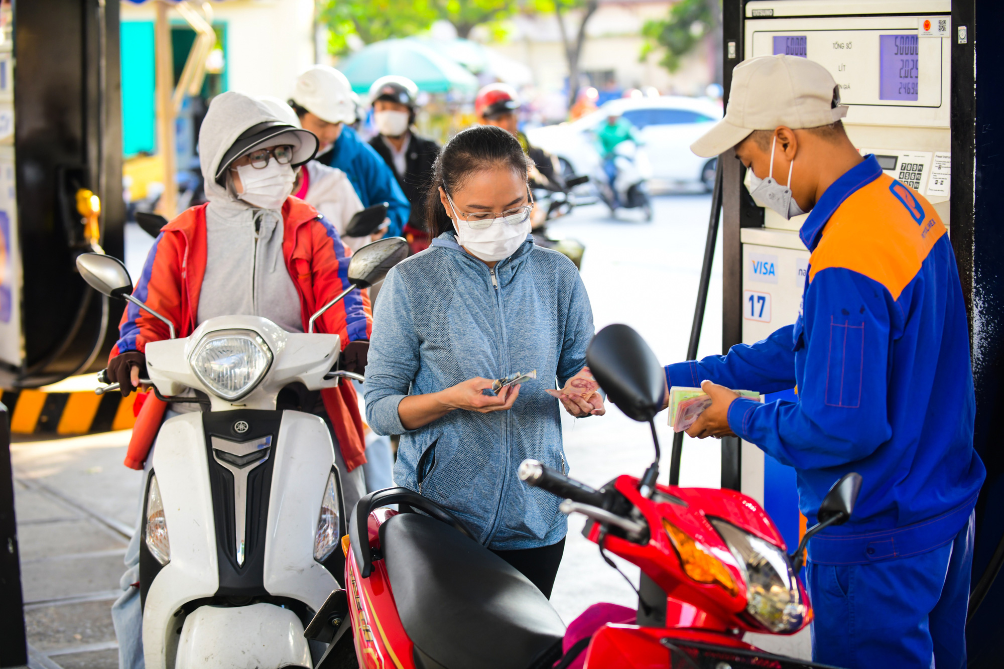 Người dân đổ xăng tại quận Bình Thạnh, TP.HCM - Ảnh: Q.ĐỊNH Người dân đổ xăng tại quận Bình Thạnh, TP.HCM - Ảnh: Q.ĐỊNH