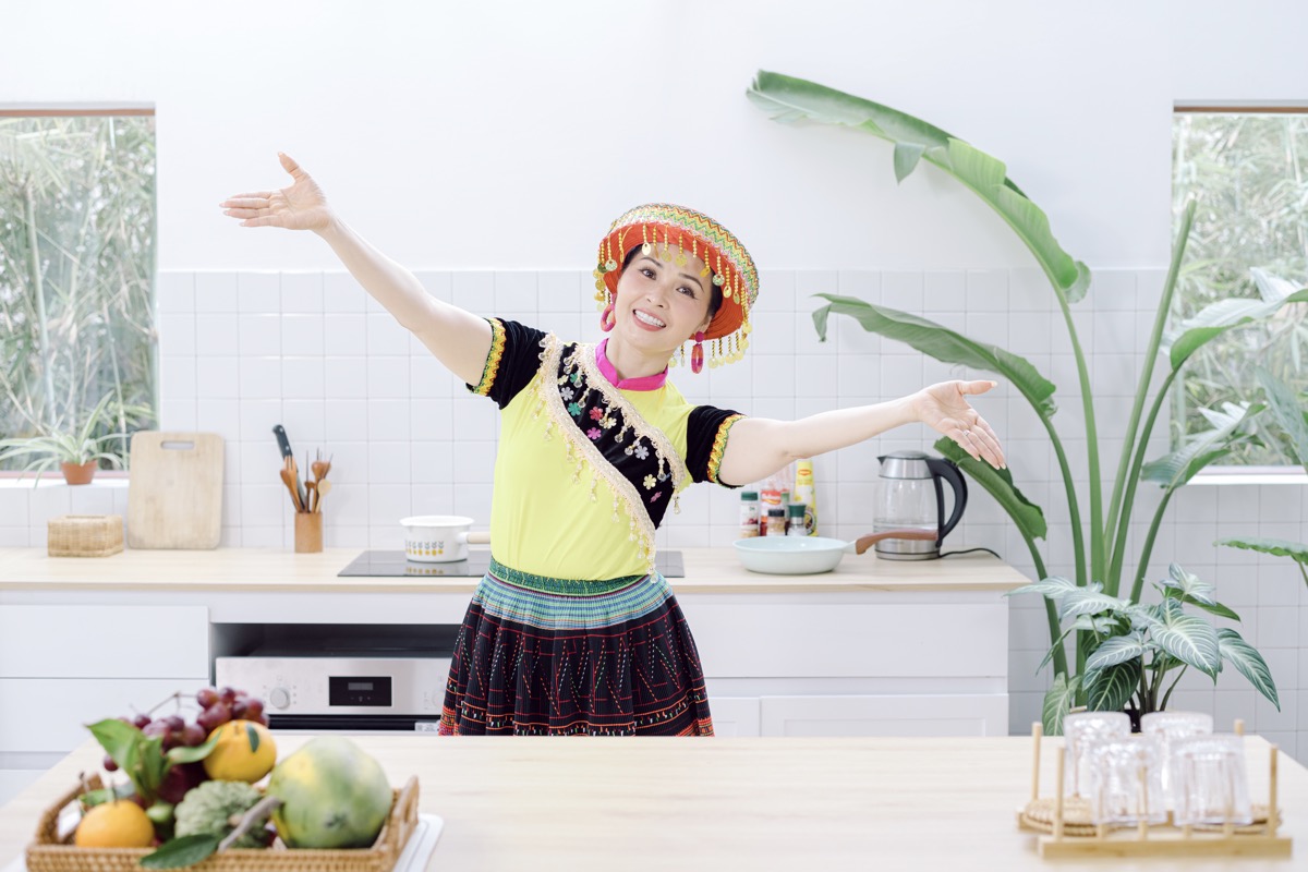 Trang Nhung tiếp bước Hoàng Thùy Linh mang âm hưởng dân tộc vào ca khúc "nịnh" chồng đại gia - Ảnh 3. Trang Nhung tiếp bước Hoàng Thùy Linh mang âm hưởng dân tộc vào ca khúc "nịnh" chồng đại gia - Ảnh 3.