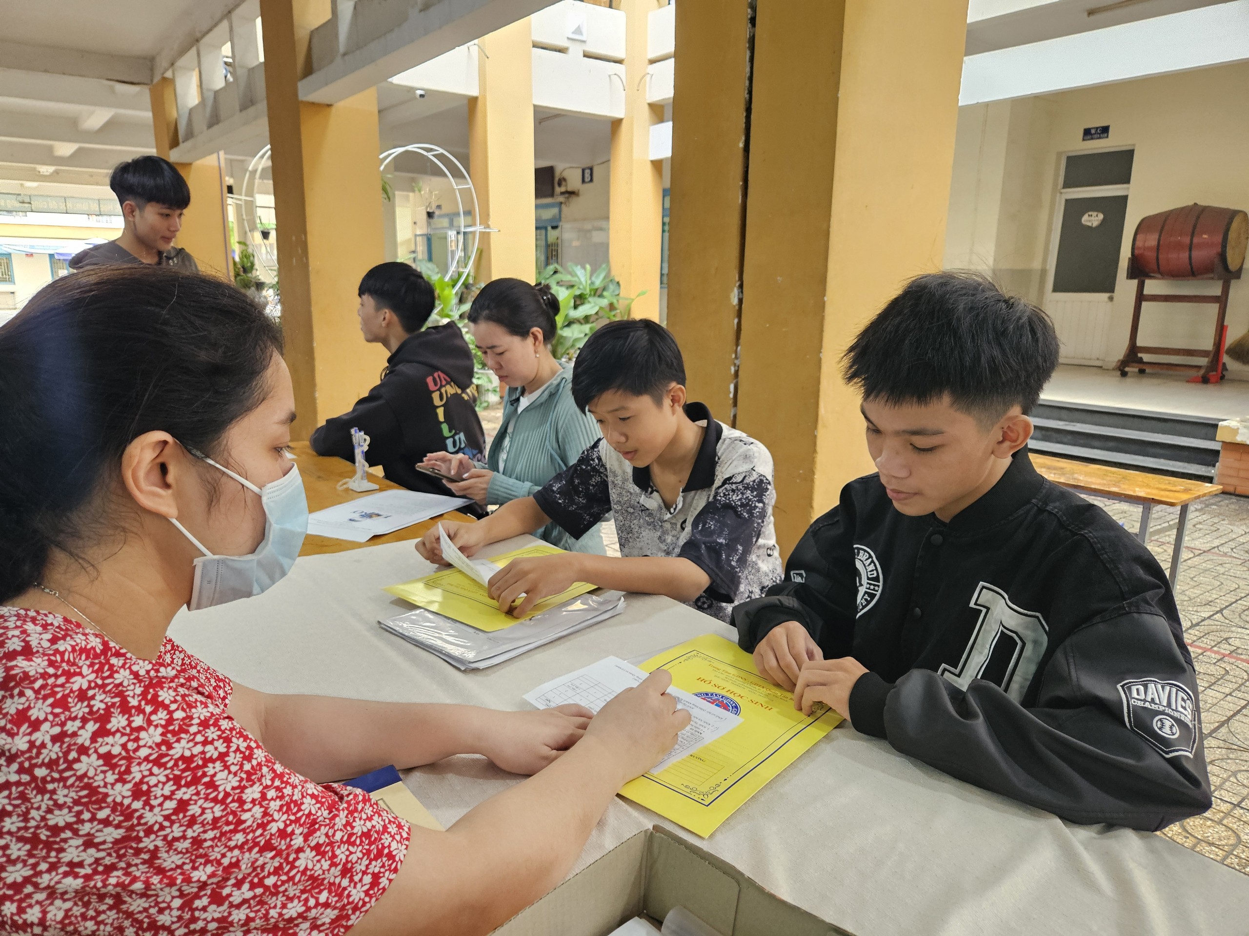 Phụ huynh tá hỏa vì hệ giáo dục thường xuyên hết chỉ tiêu- Ảnh 3. Phụ huynh tá hỏa vì hệ giáo dục thường xuyên hết chỉ tiêu- Ảnh 3.