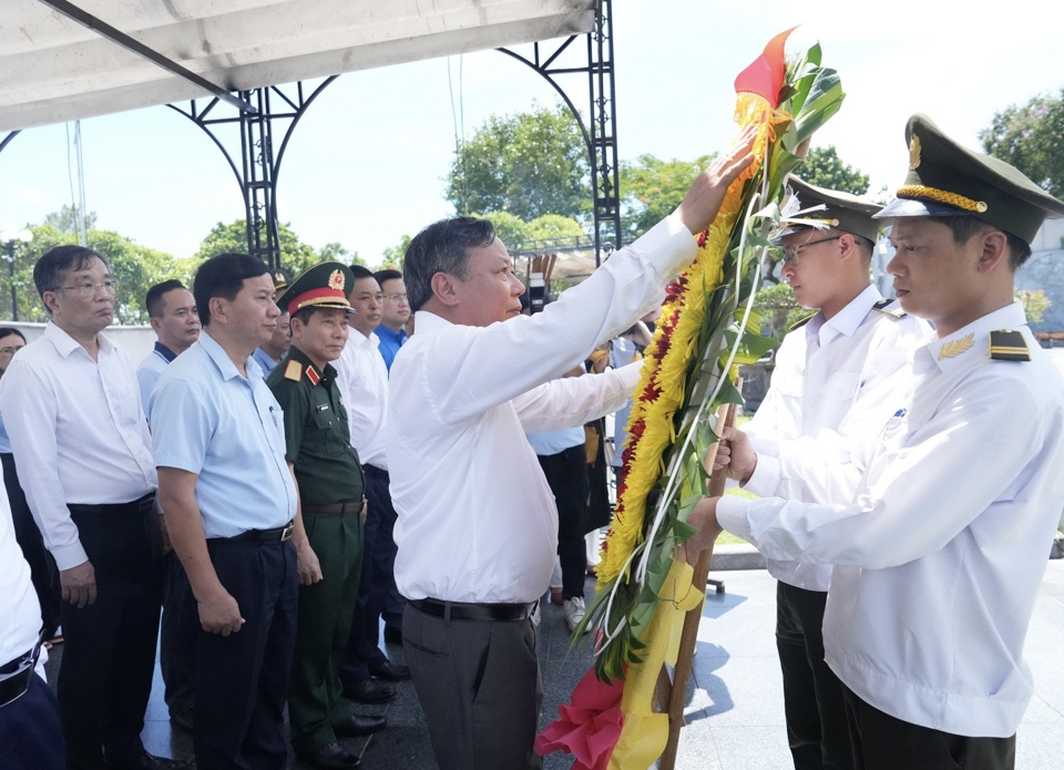 Đoàn đại biểu TP Hà Nội dâng hoa, dâng hương, bày tỏ lòng biết ơn vô hạn, sự tri ân sâu sắc đối với công lao to lớn của các anh hùng liệt sĩ. Ảnh: Hồng Thái