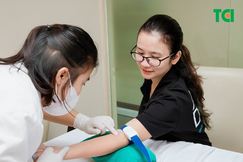 90 người mất tích, cứu hộ dùng tay bới bùn đất tìm kiếm - Vietnam.vn lấy máu