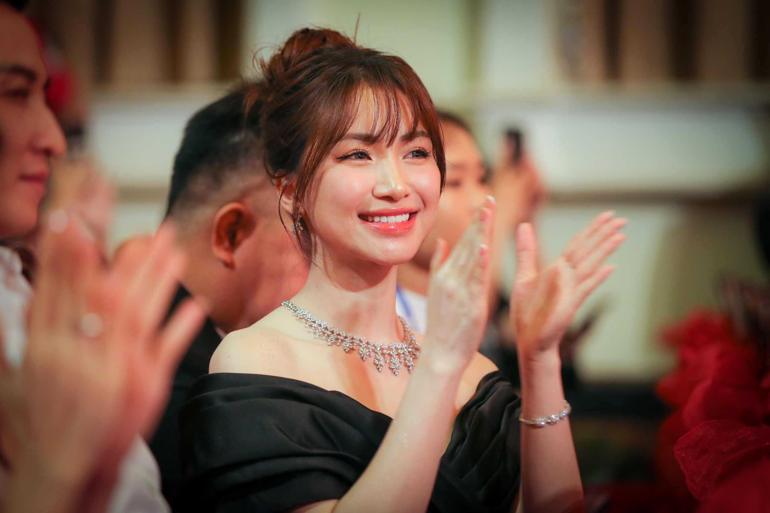 Khoảnh khắc vỡ oà của Hòa Minzy khi lần đầu nhận giải Mai Vàng- Ảnh 3. Khoảnh khắc vỡ oà của Hòa Minzy khi lần đầu nhận giải Mai Vàng- Ảnh 3.