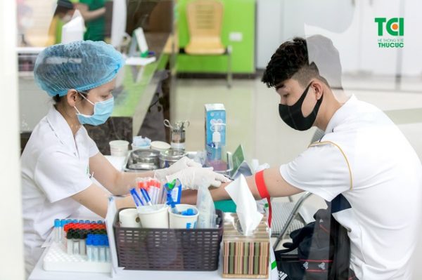 Lịch thi đấu bóng đá hôm nay 25/6 và sáng 26/6 - Vietnam.vn Đeo khẩu trang là việc làm bắt buộc khi đến khám tại các cơ sở y tế