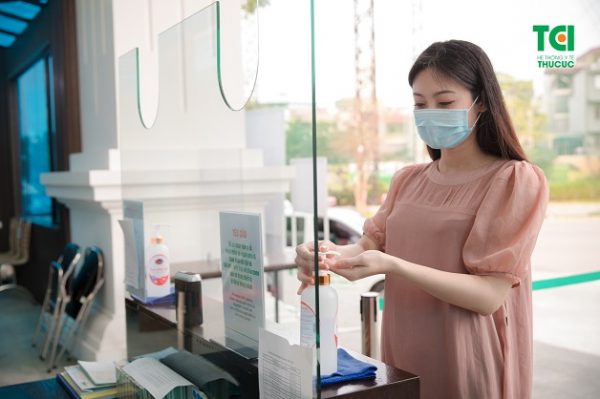 Bộ đội Biên phòng trong cuộc chiến với tội phạm - Vietnam.vn Người bệnh sát khuẩn tay trước khi vào khám bệnh